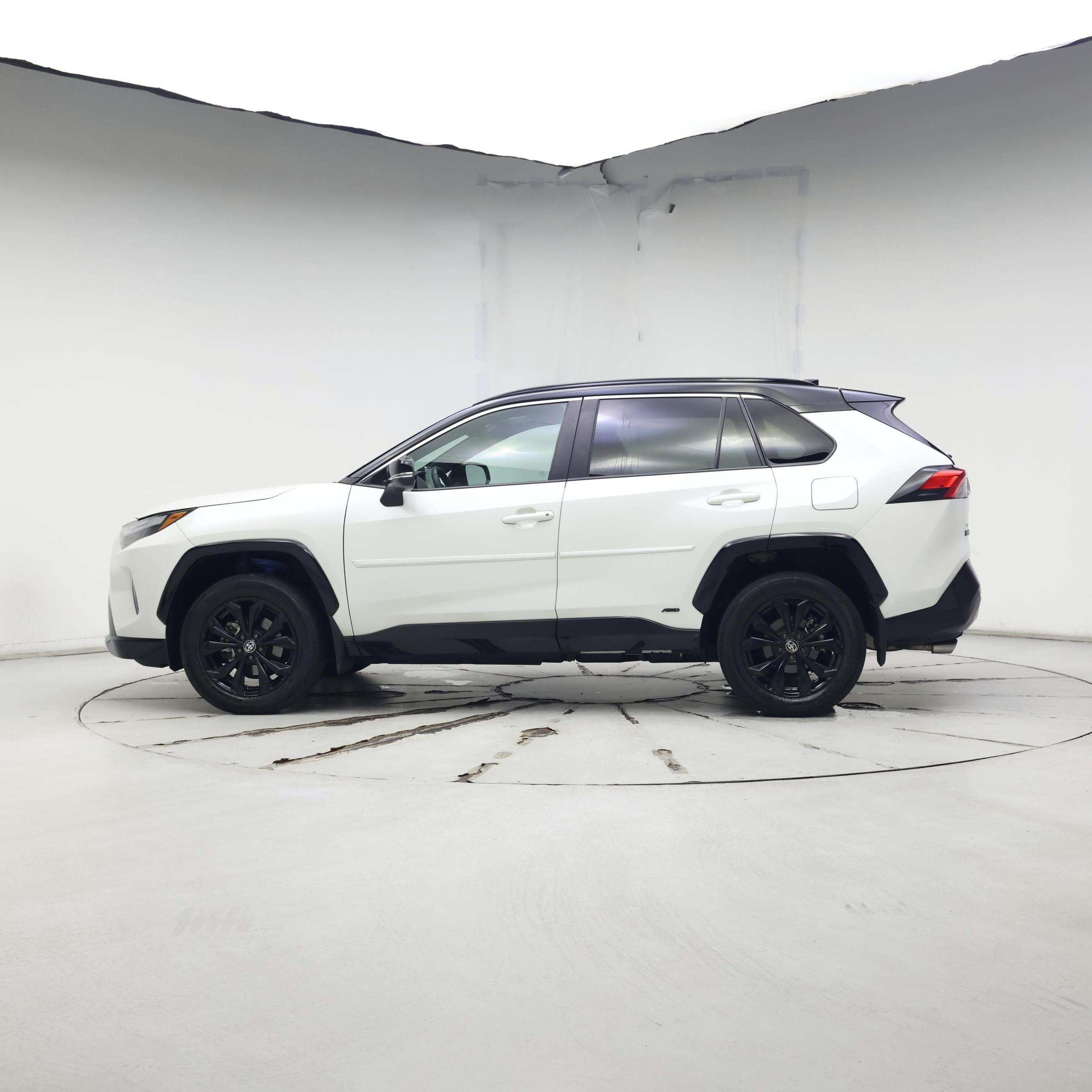 Thumbnail: 2022 Toyota RAV4 - 3