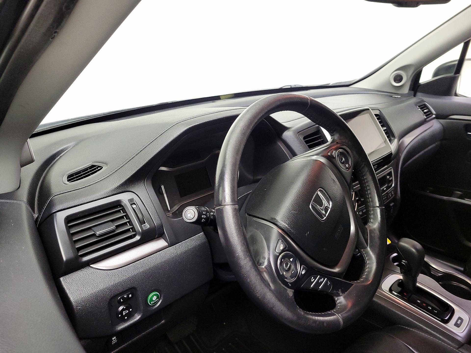 Thumbnail: 2017 Honda Pilot - 9