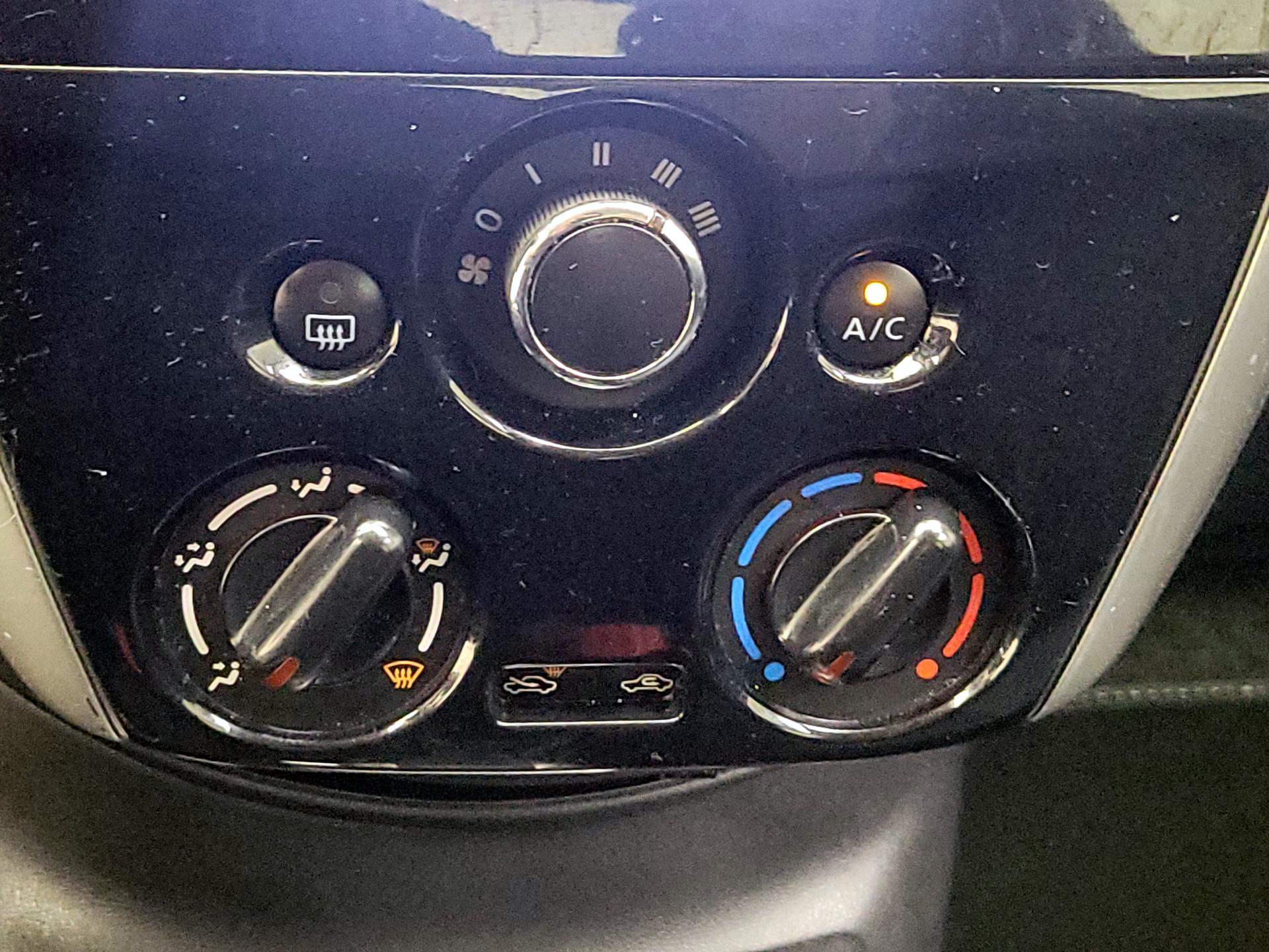 Thumbnail: 2015 Nissan Versa Note - 17