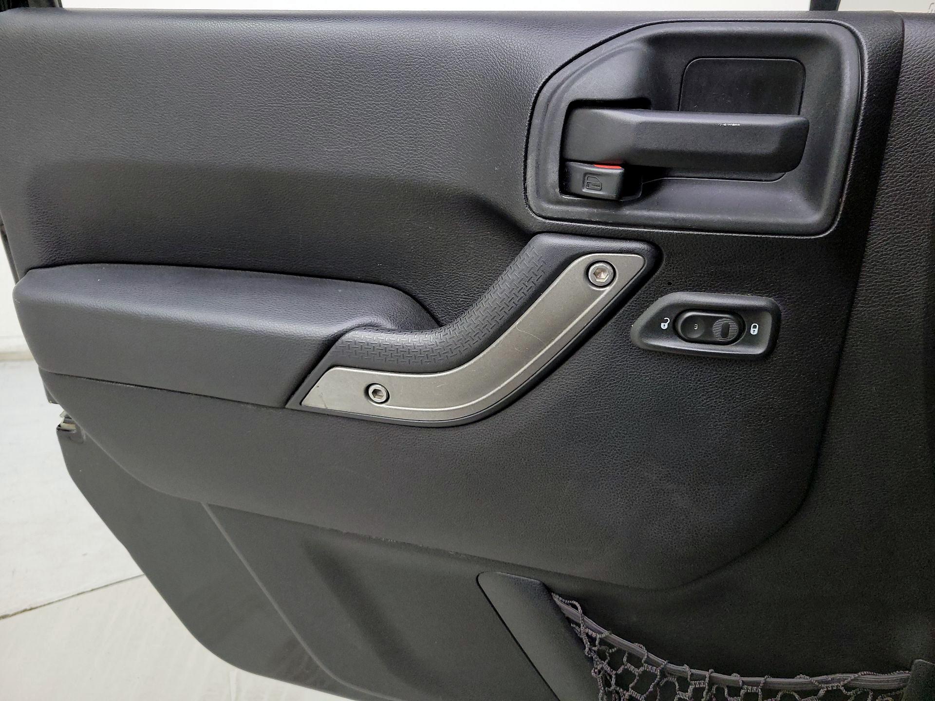 Thumbnail: 2015 Jeep Wrangler - 12