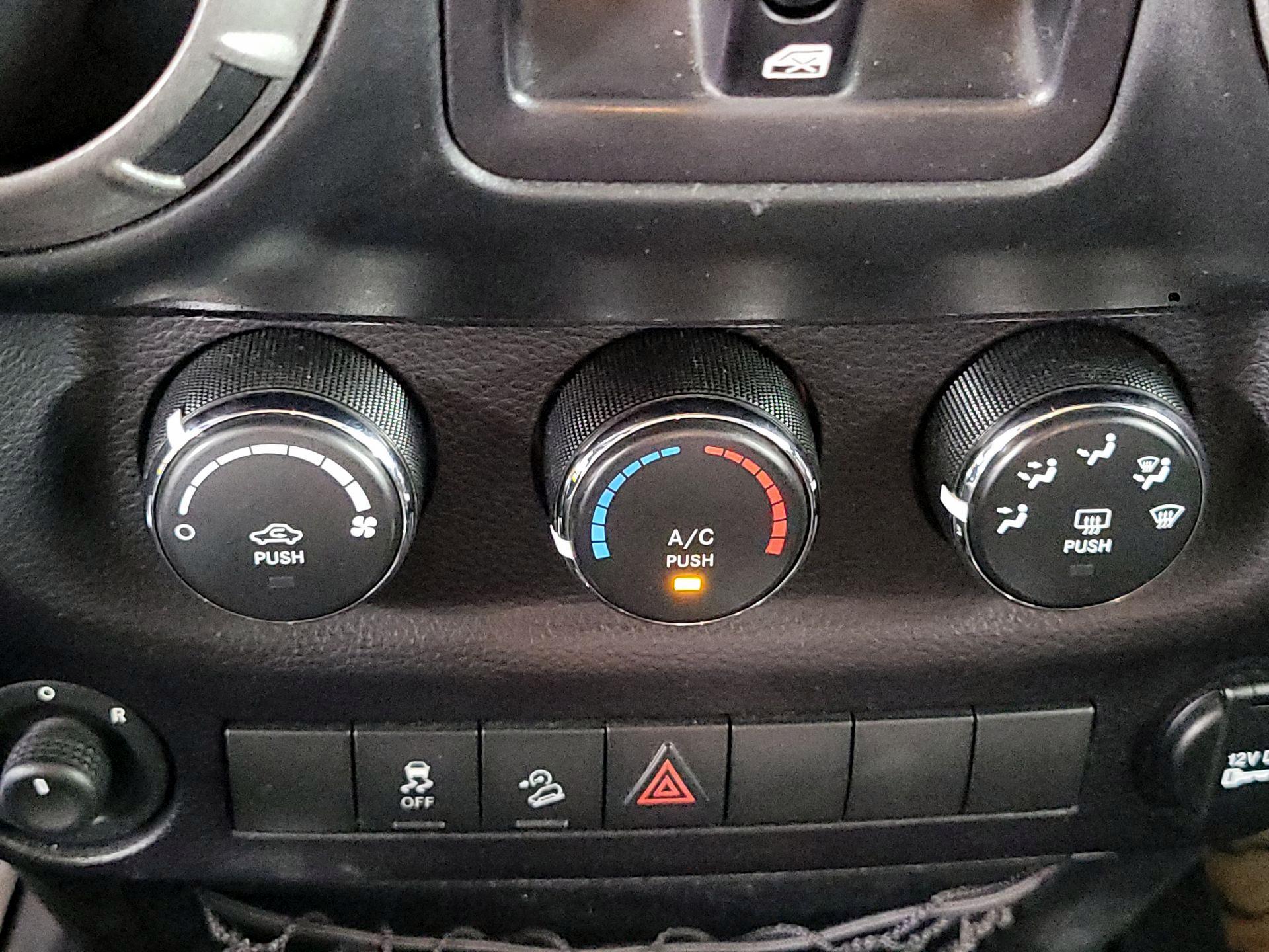 Thumbnail: 2015 Jeep Wrangler - 14
