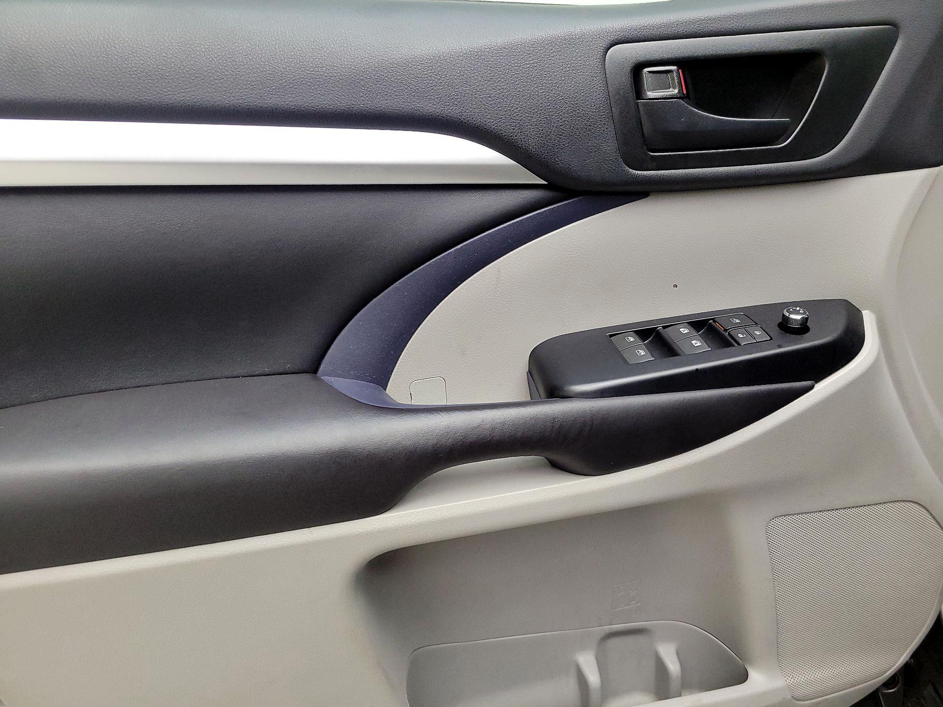 Thumbnail: 2016 Toyota Highlander - 12