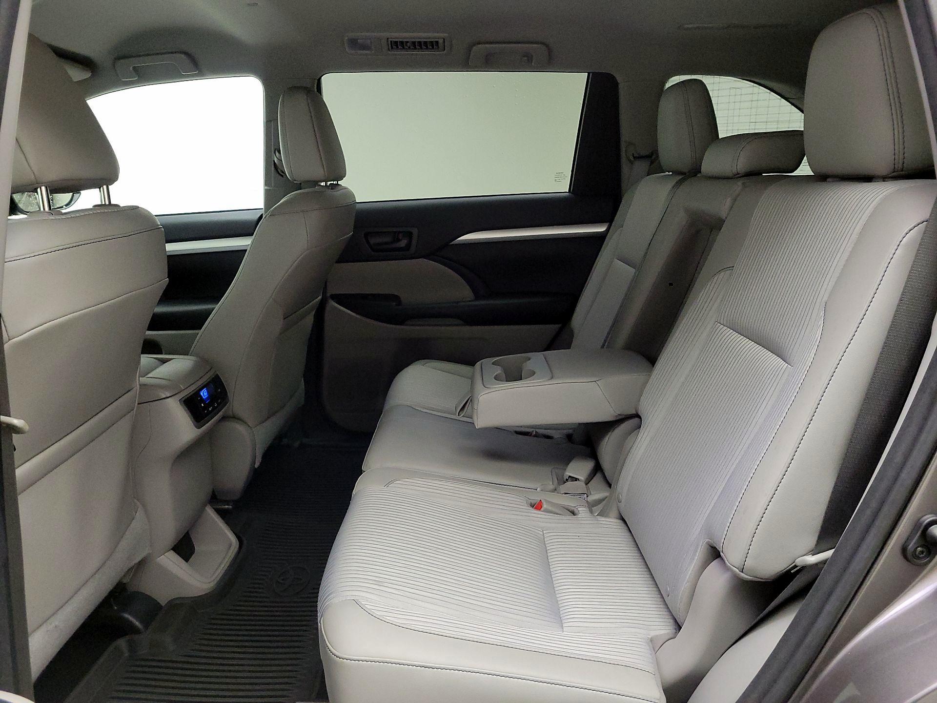 Thumbnail: 2016 Toyota Highlander - 19