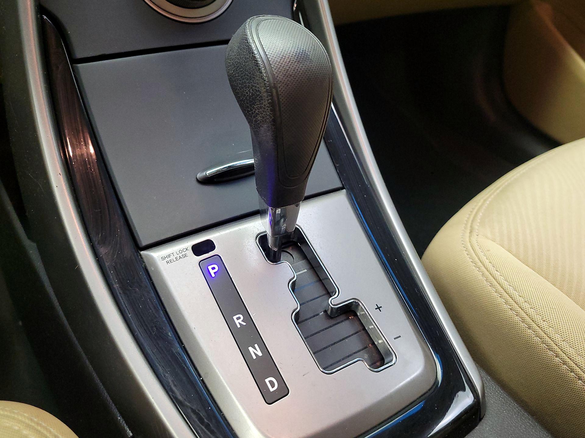 Thumbnail: 2013 Hyundai Elantra - 16