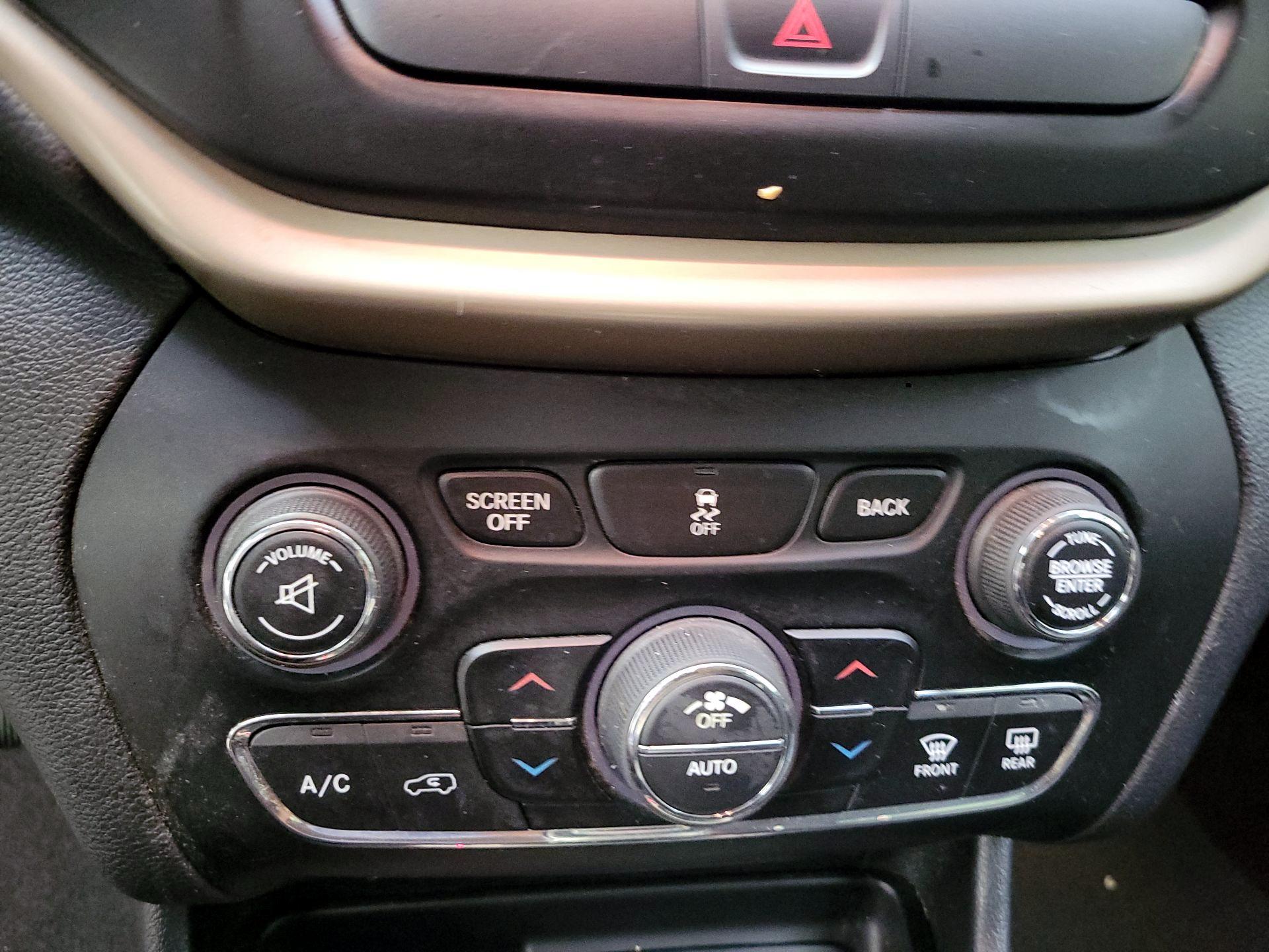 Thumbnail: 2017 Jeep Cherokee - 16