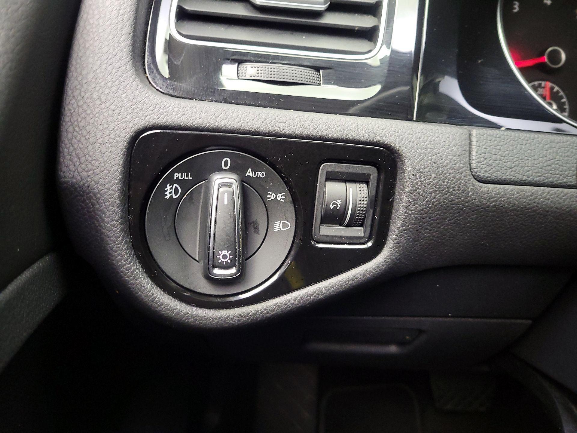Thumbnail: 2015 Volkswagen Golf - 13