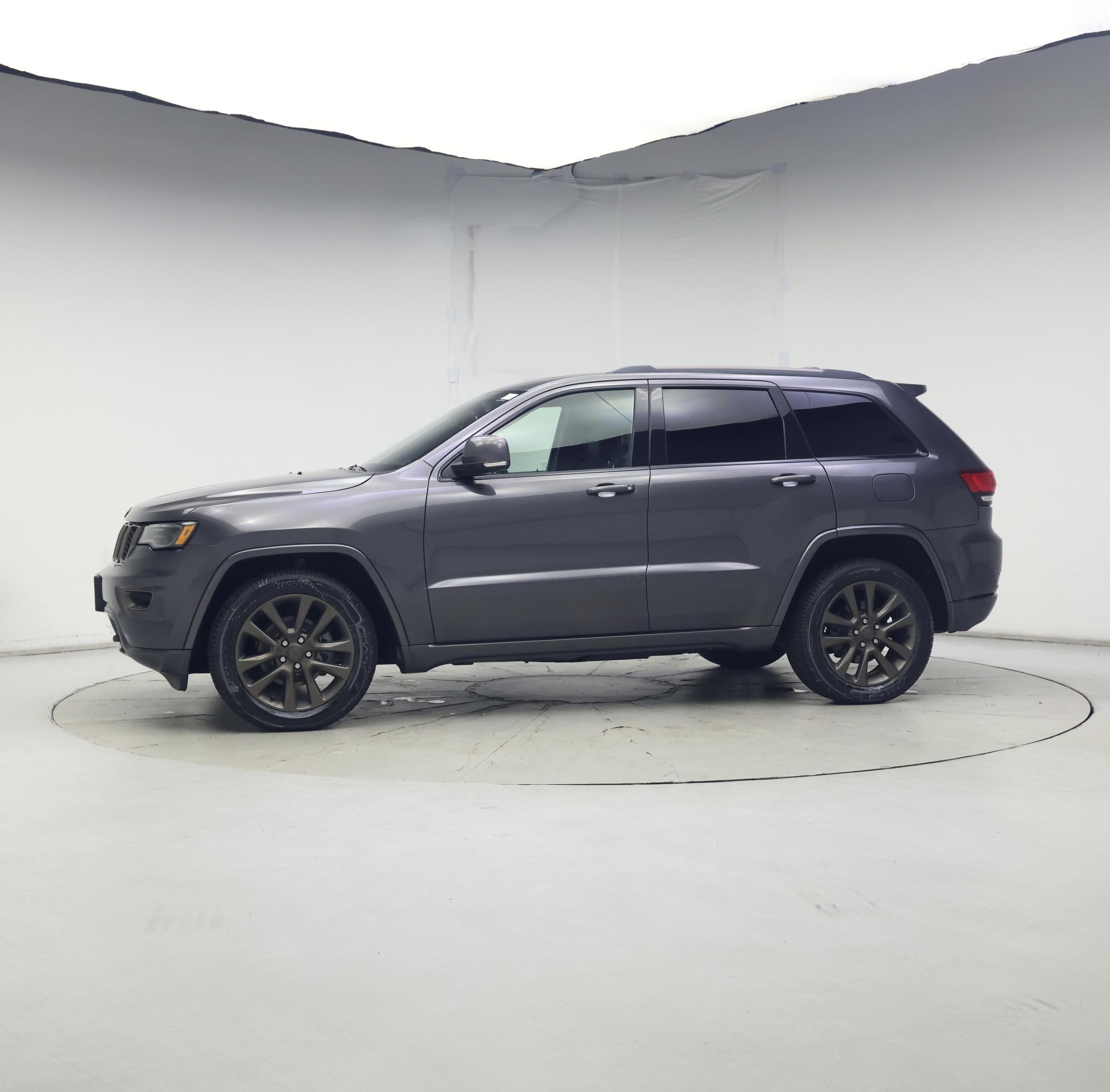 Thumbnail: 2017 Jeep Grand Cherokee - 3