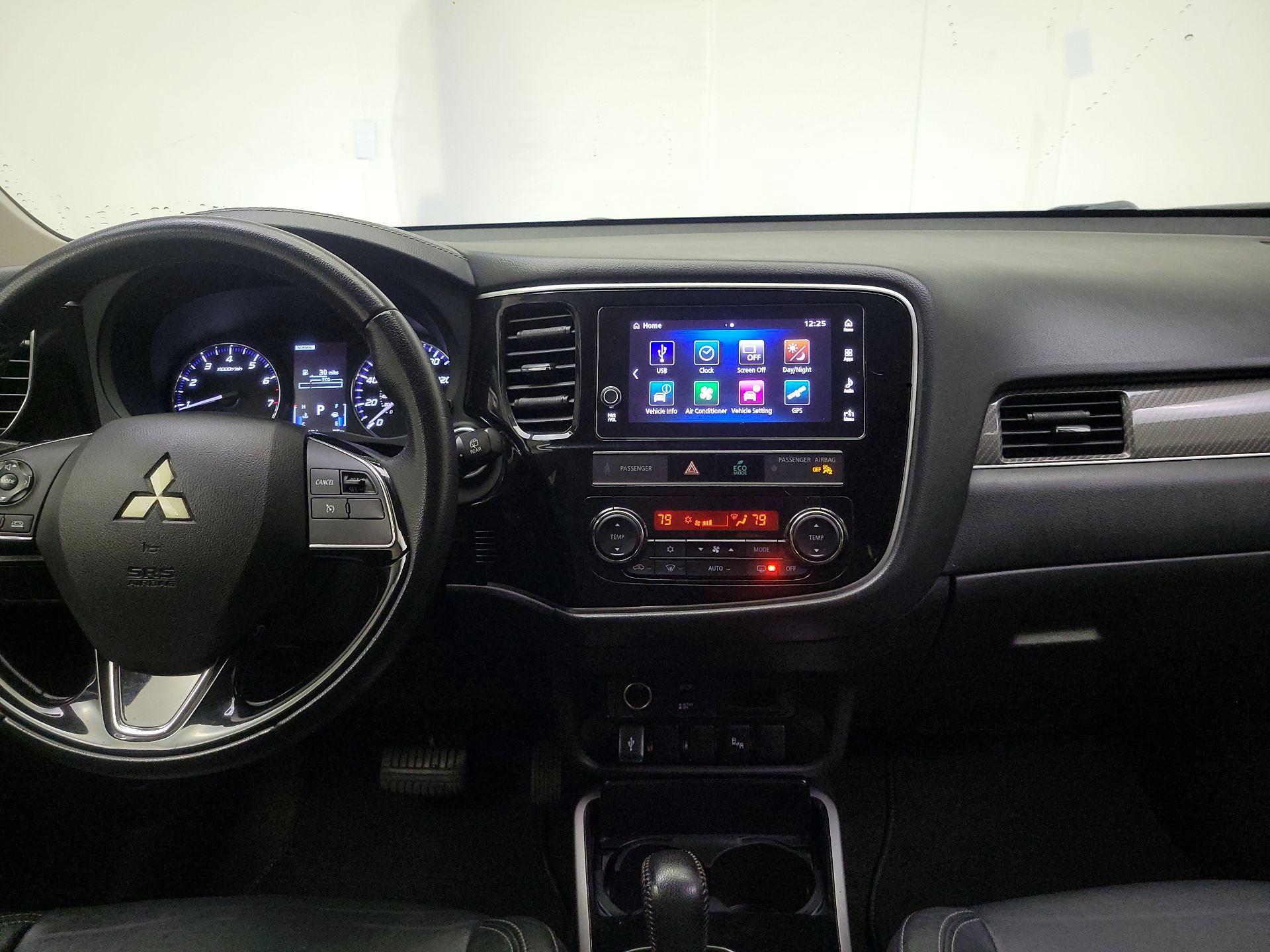 Thumbnail: 2019 Mitsubishi Outlander - 9
