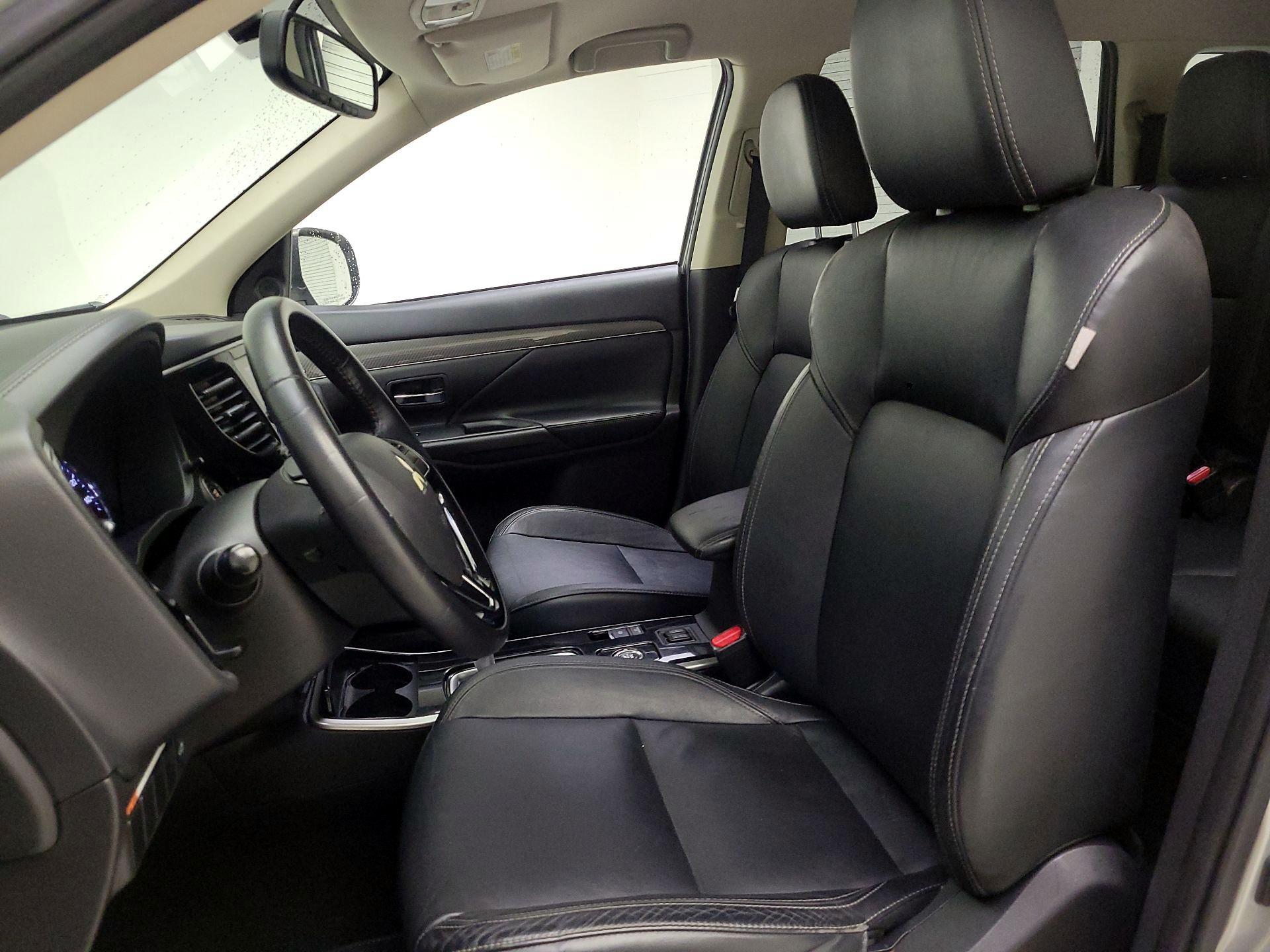 Thumbnail: 2019 Mitsubishi Outlander - 11