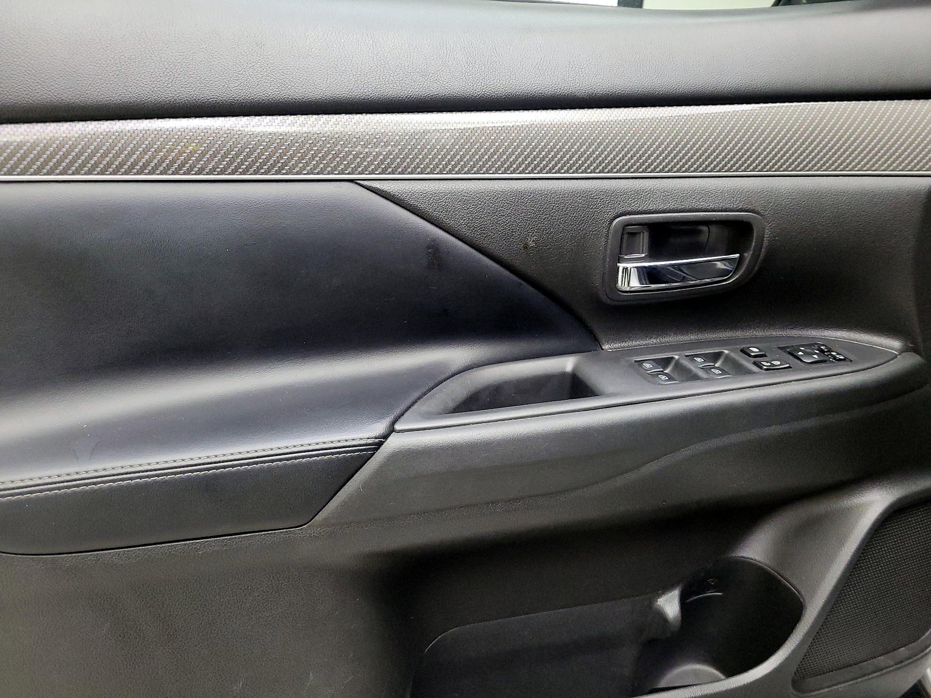 Thumbnail: 2019 Mitsubishi Outlander - 12
