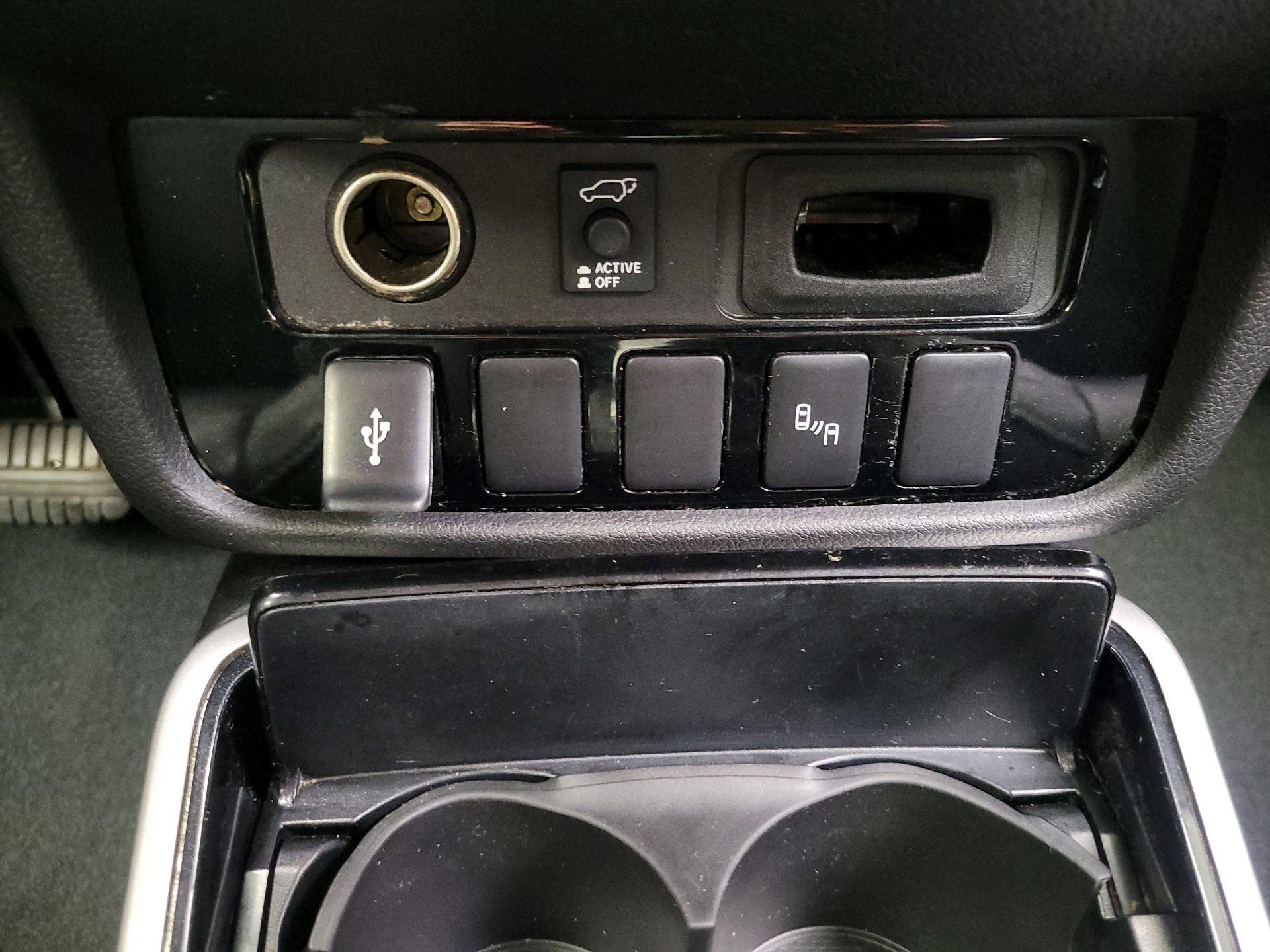 Thumbnail: 2019 Mitsubishi Outlander - 18