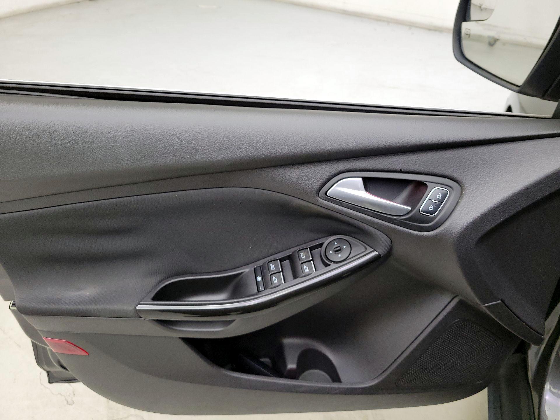 Thumbnail: 2015 Ford Focus - 12