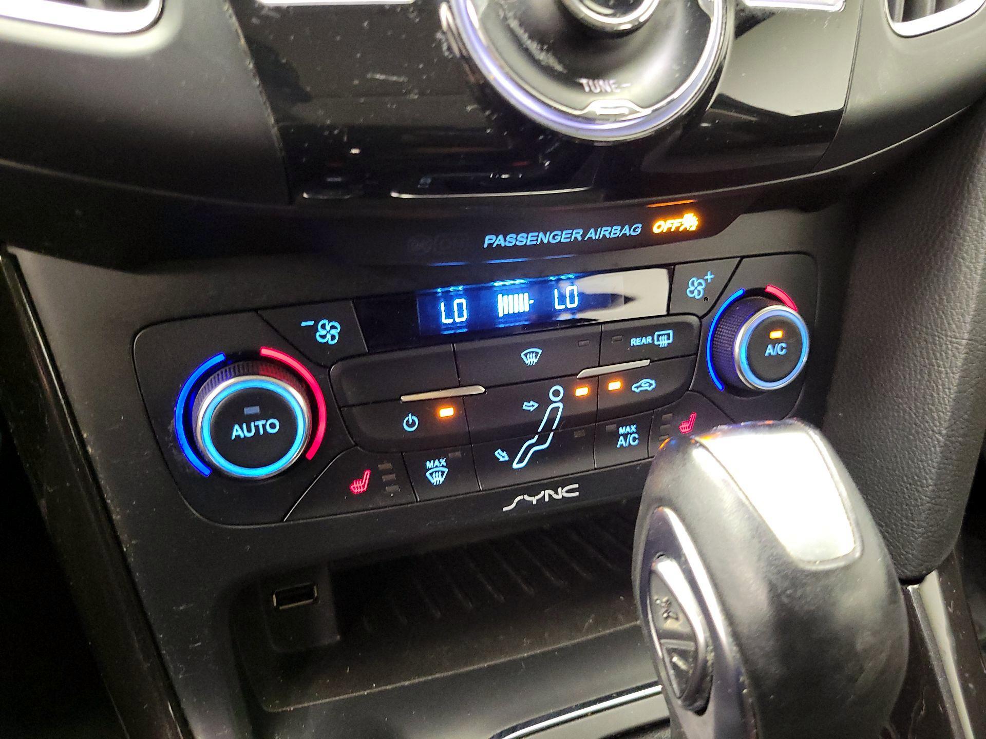 Thumbnail: 2015 Ford Focus - 16