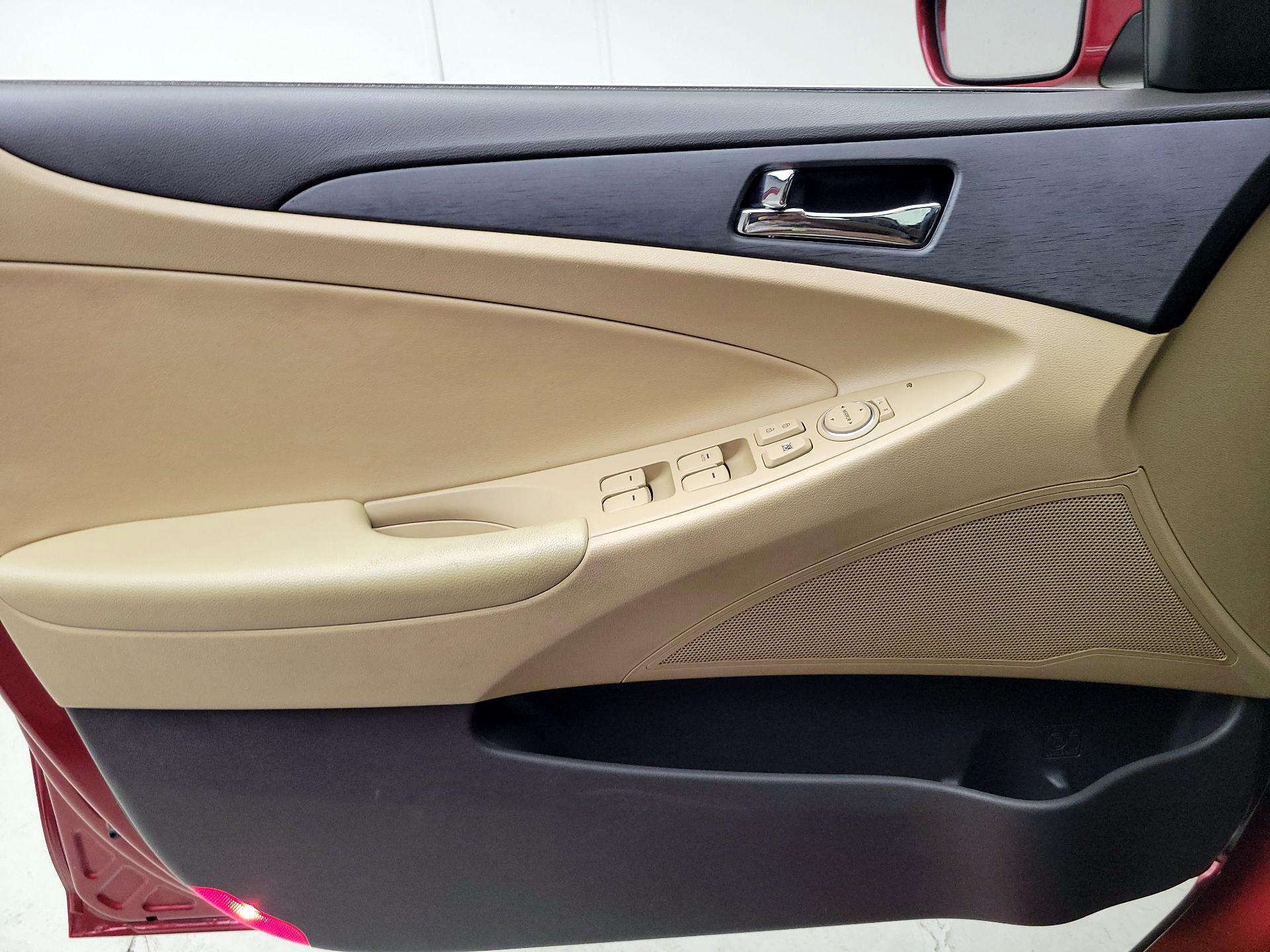Thumbnail: 2013 Hyundai Sonata - 12