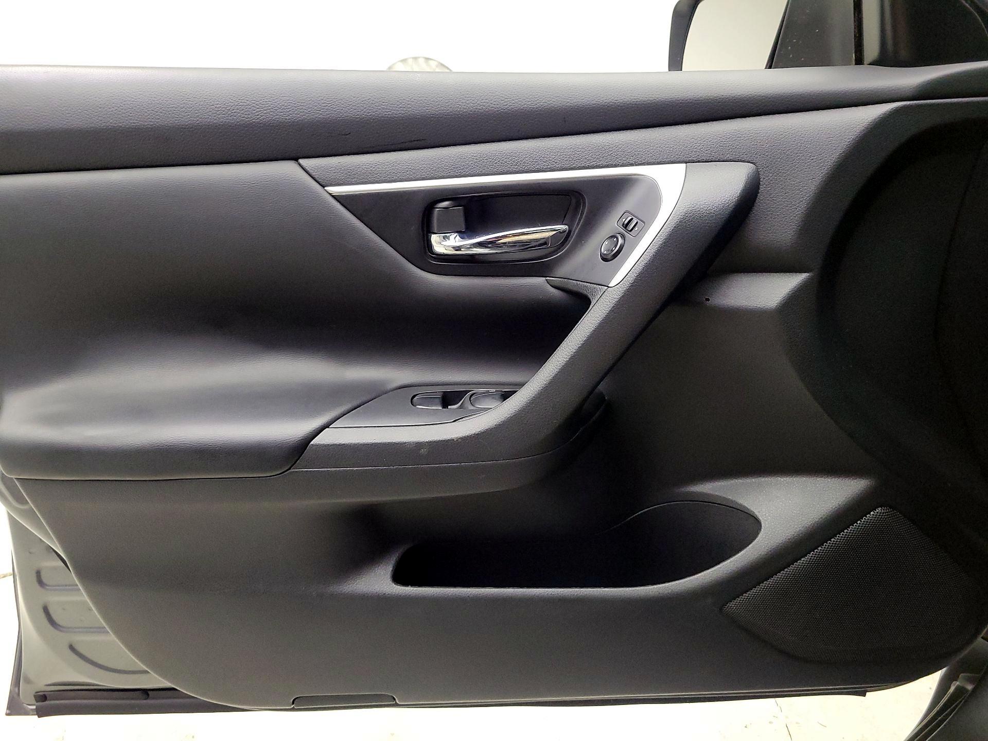 Thumbnail: 2016 Nissan Altima - 12