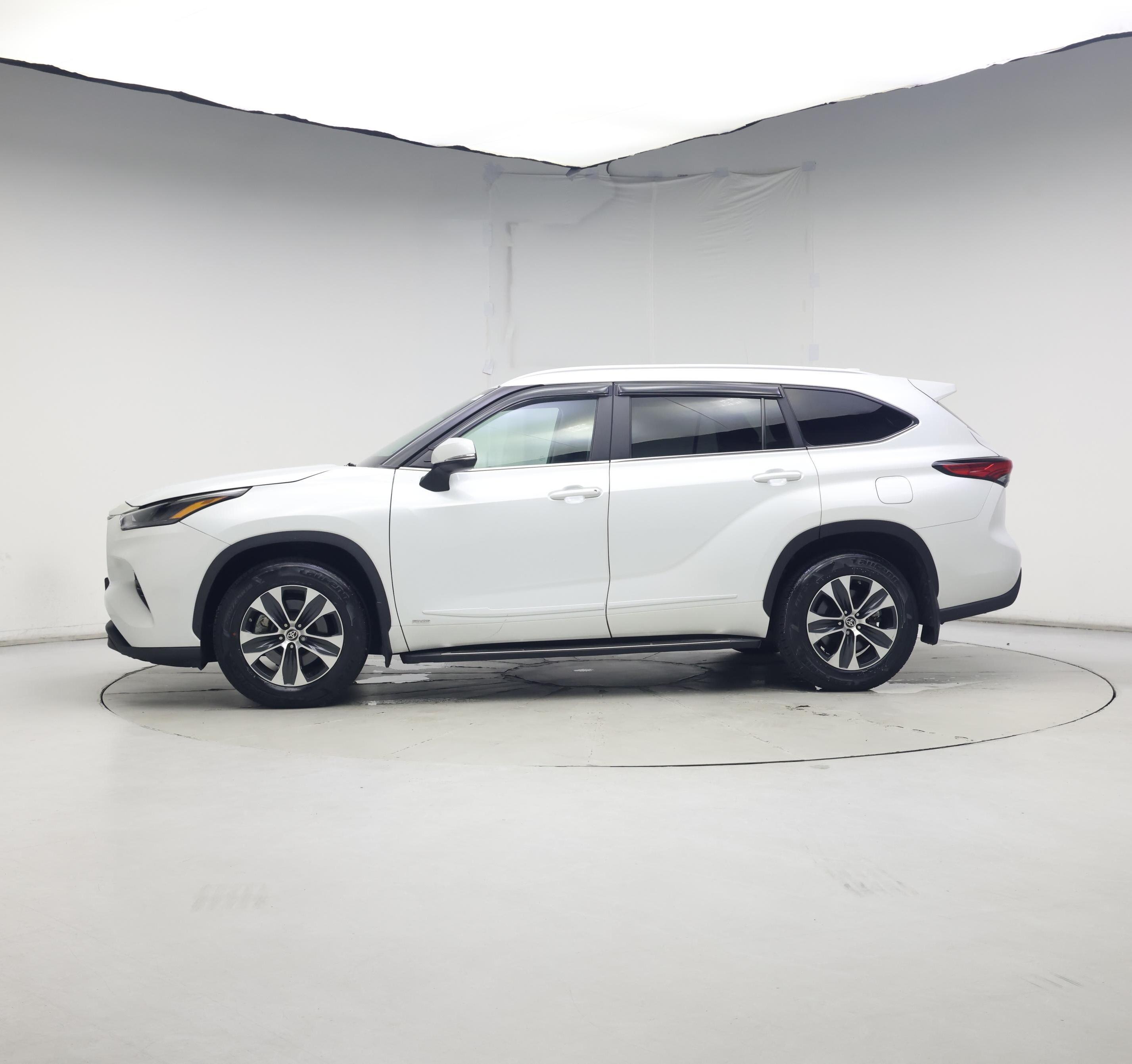 Thumbnail: 2023 Toyota Highlander - 3