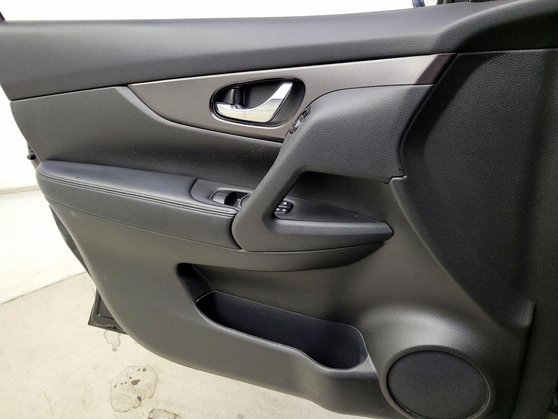 Thumbnail: 2016 Nissan Rogue - 12