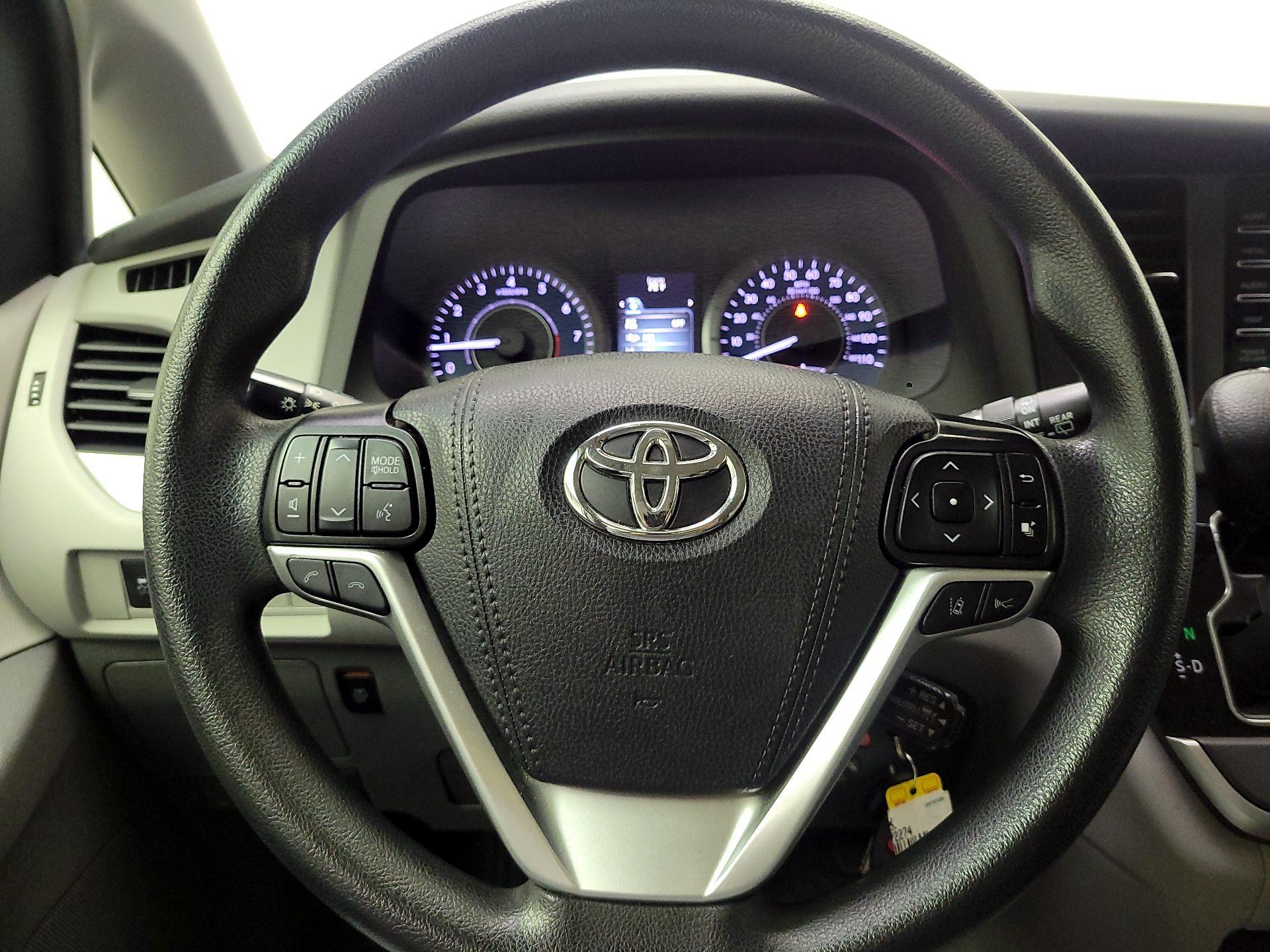 Thumbnail: 2020 Toyota Sienna - 10