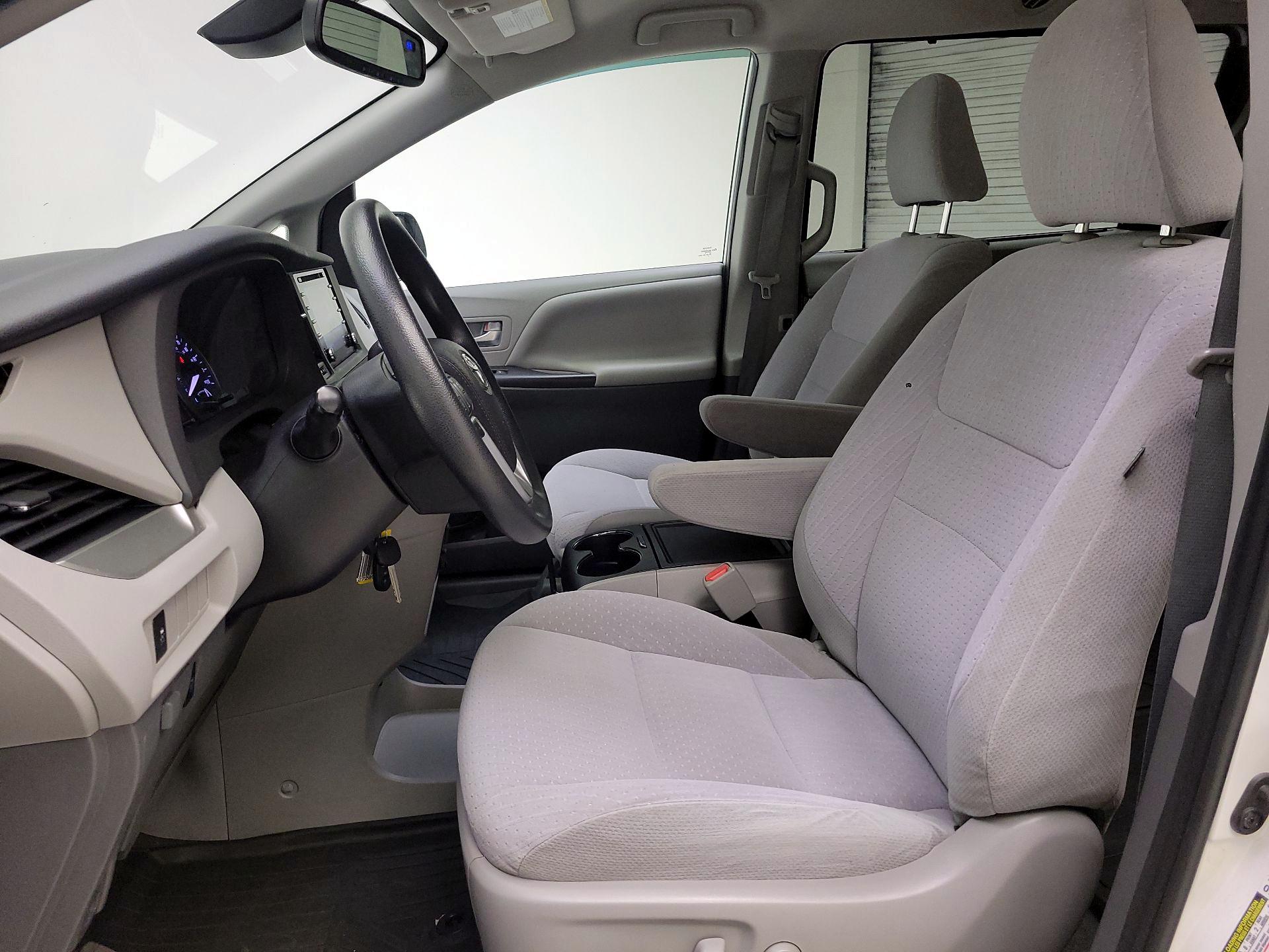 Thumbnail: 2020 Toyota Sienna - 11
