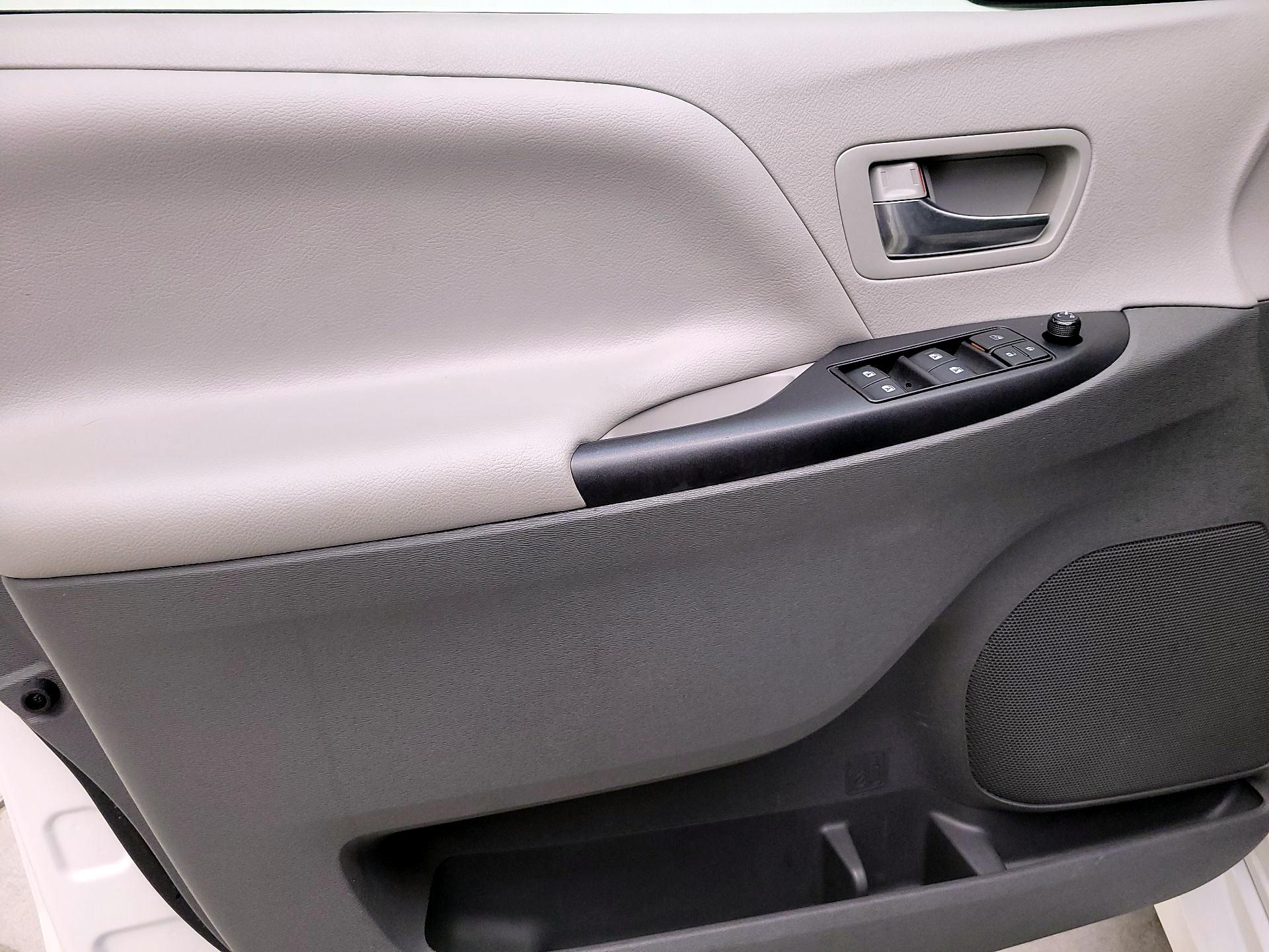 Thumbnail: 2020 Toyota Sienna - 12