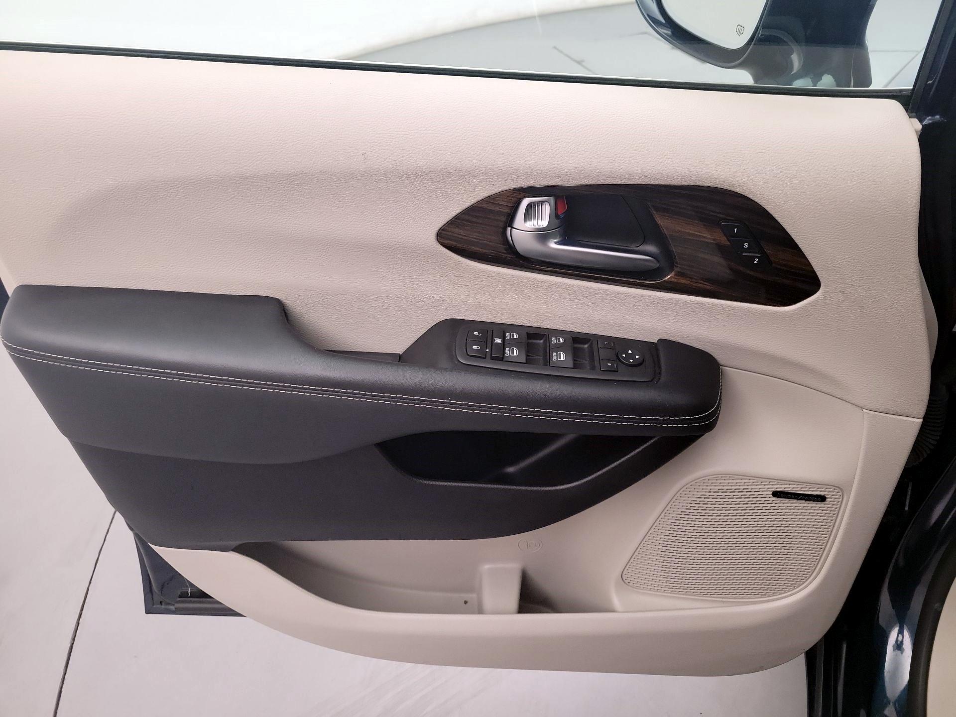 Thumbnail: 2022 Chrysler Pacifica - 10