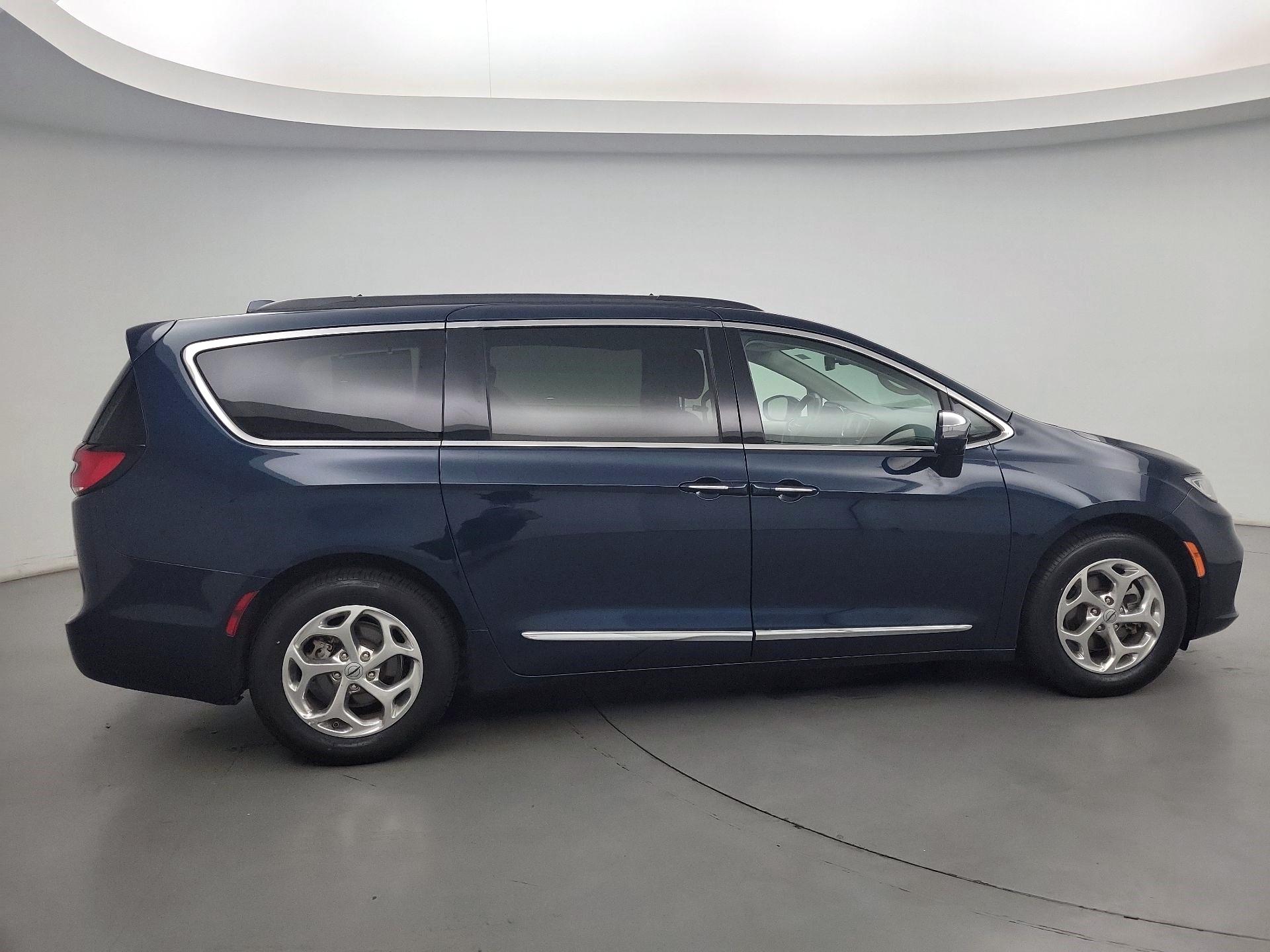 Thumbnail: 2022 Chrysler Pacifica - 4