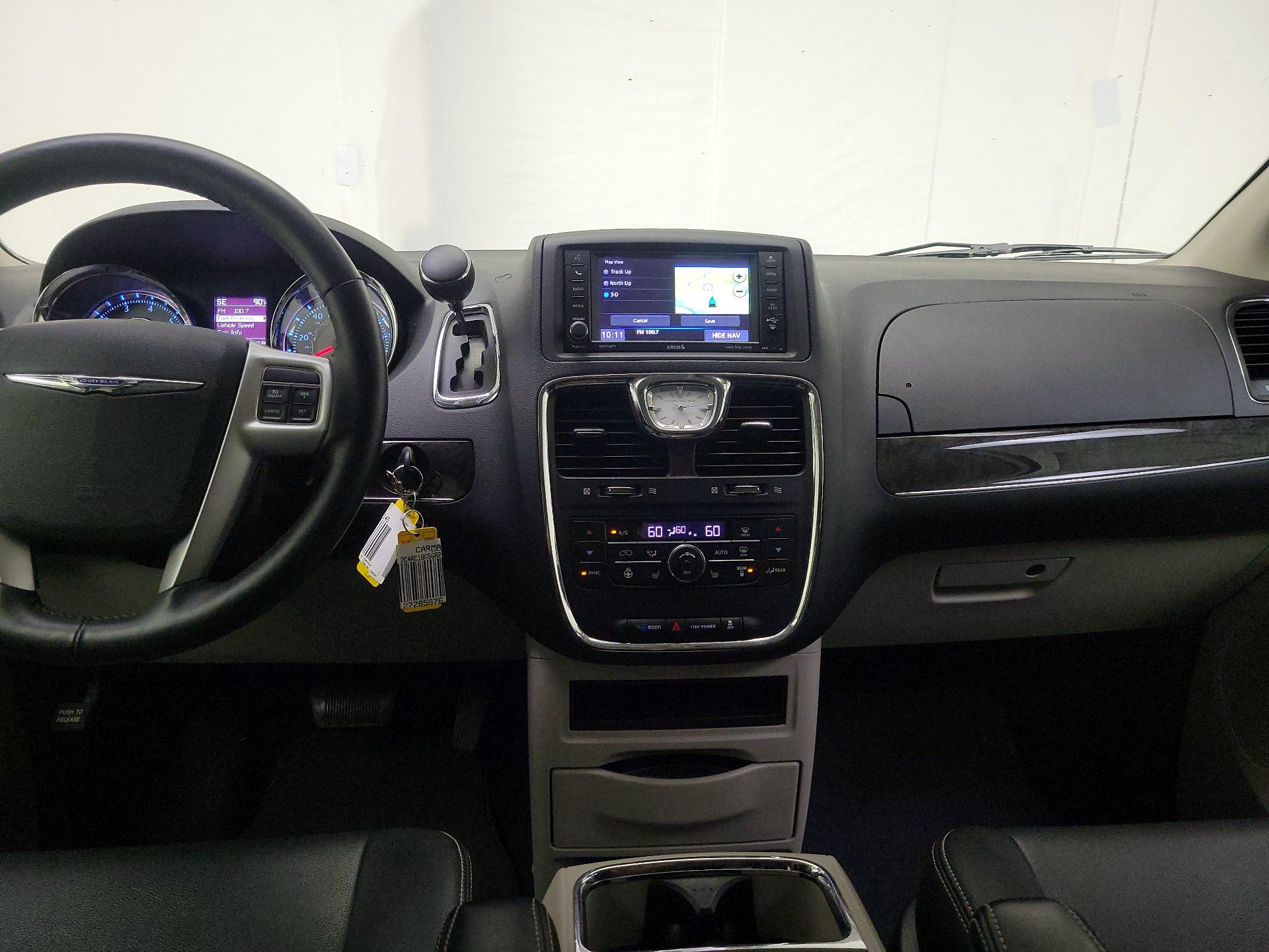 Thumbnail: 2016 Chrysler Town & Country - 9