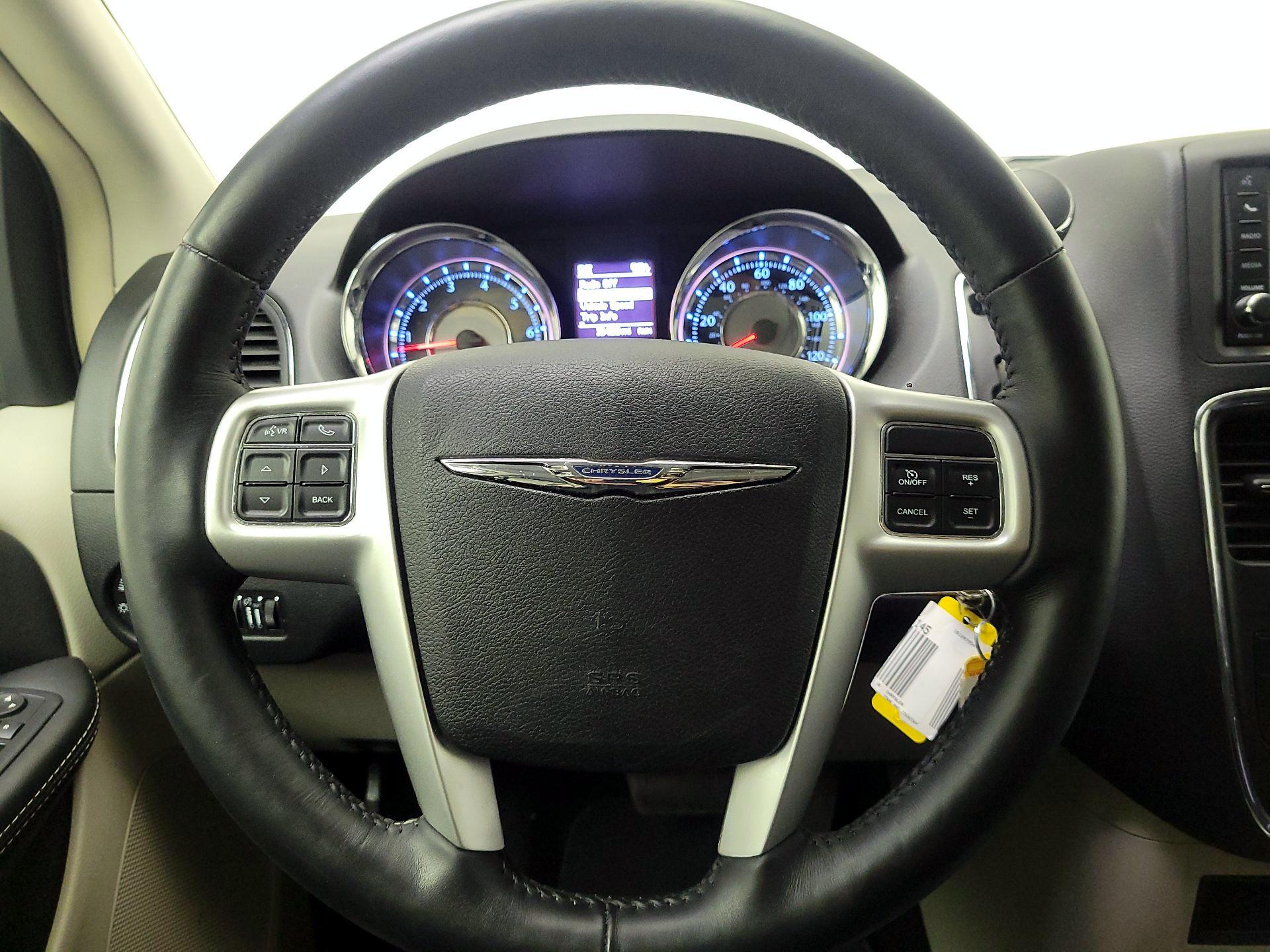 Thumbnail: 2016 Chrysler Town & Country - 10