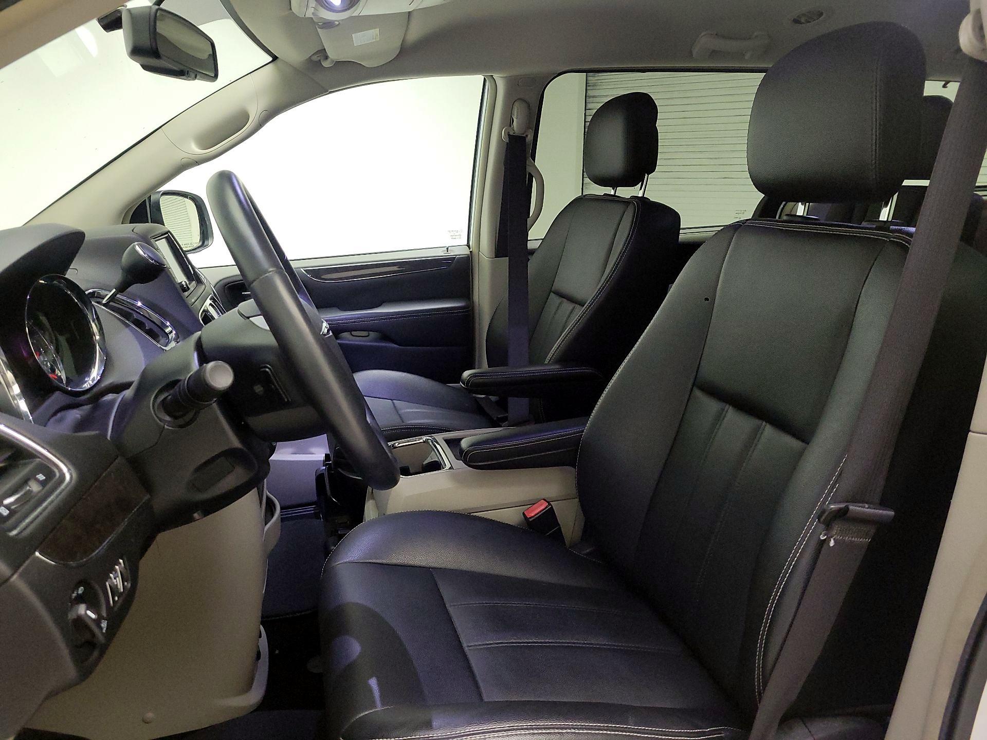 Thumbnail: 2016 Chrysler Town & Country - 11