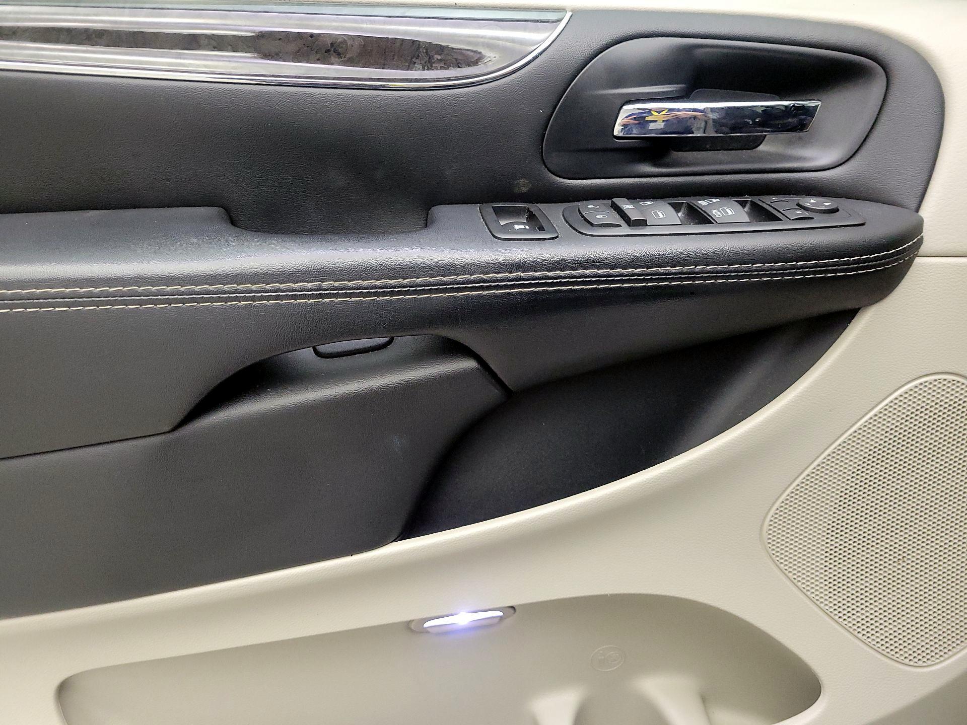 Thumbnail: 2016 Chrysler Town & Country - 12