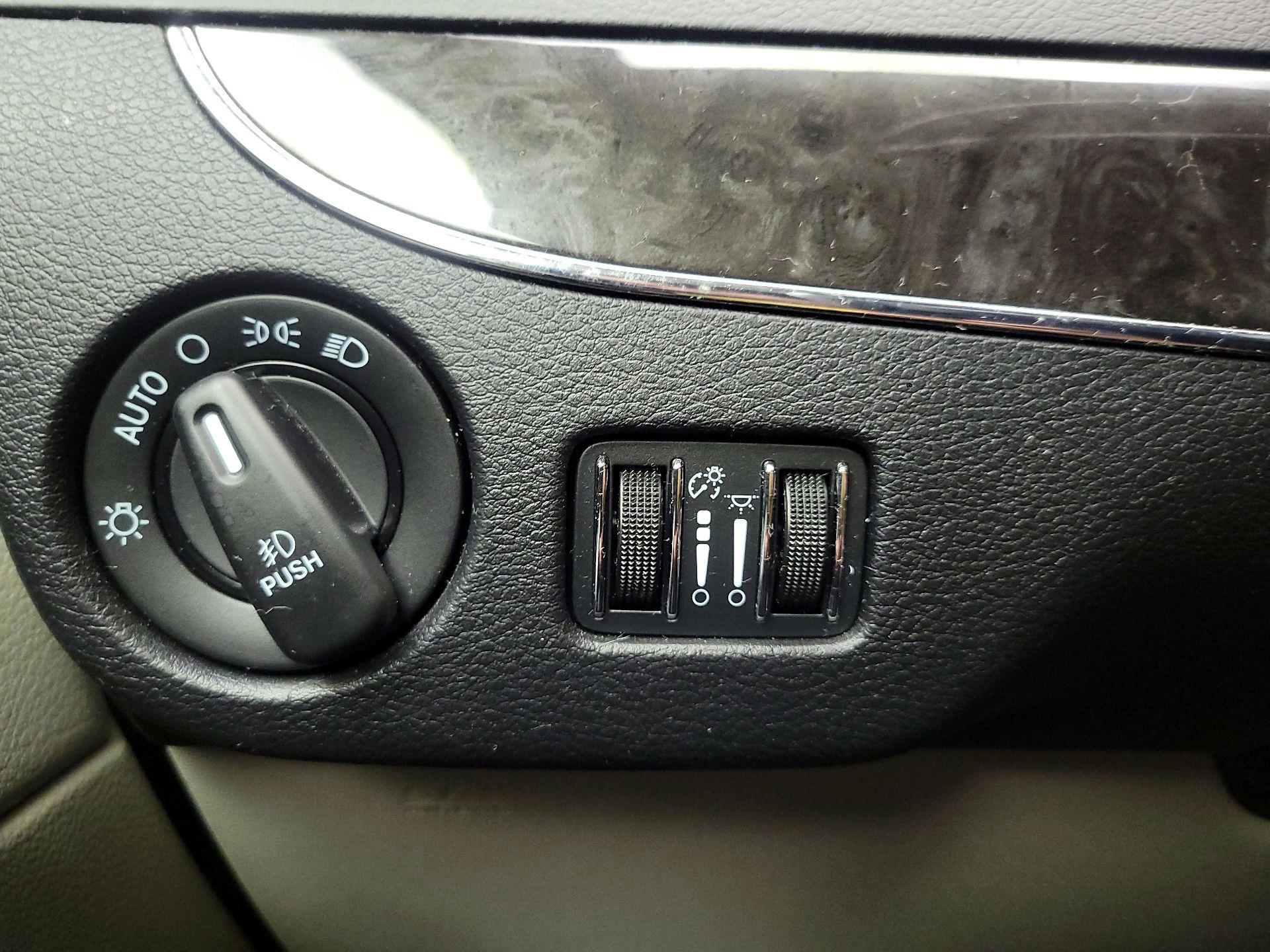 Thumbnail: 2016 Chrysler Town & Country - 13