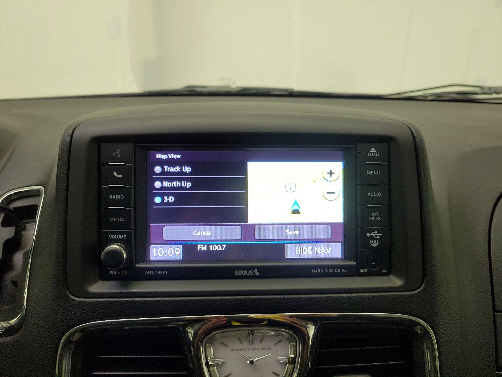 Thumbnail: 2016 Chrysler Town & Country - 14