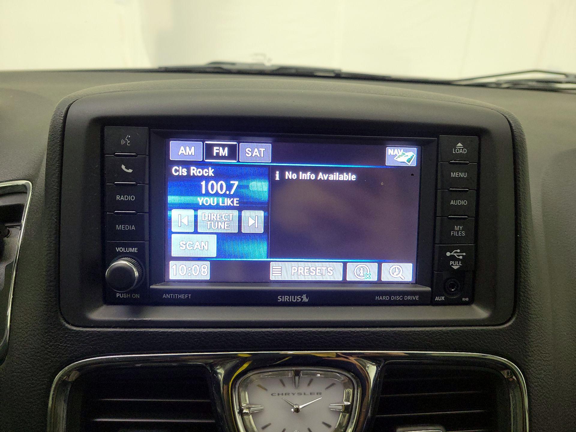 Thumbnail: 2016 Chrysler Town & Country - 16
