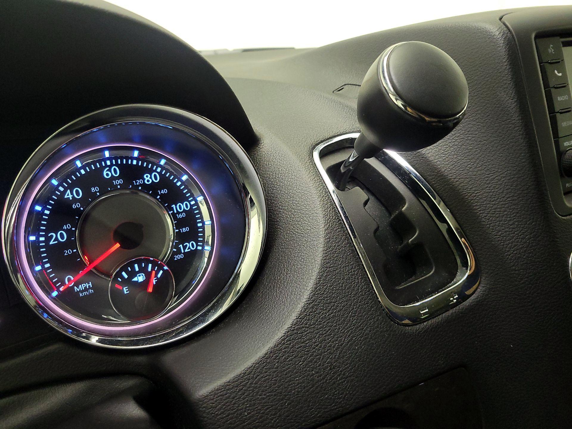 Thumbnail: 2016 Chrysler Town & Country - 18