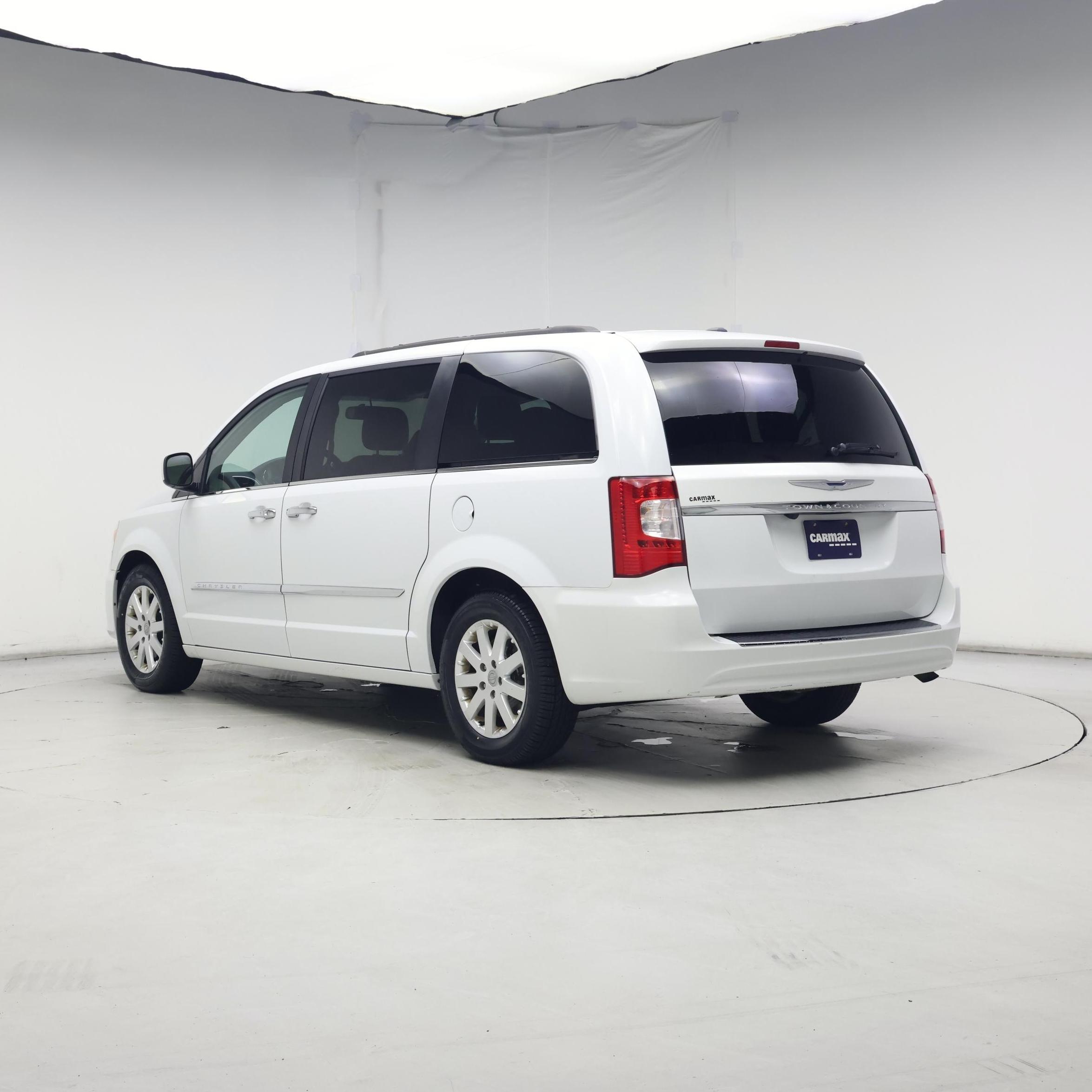 Thumbnail: 2016 Chrysler Town & Country - 2