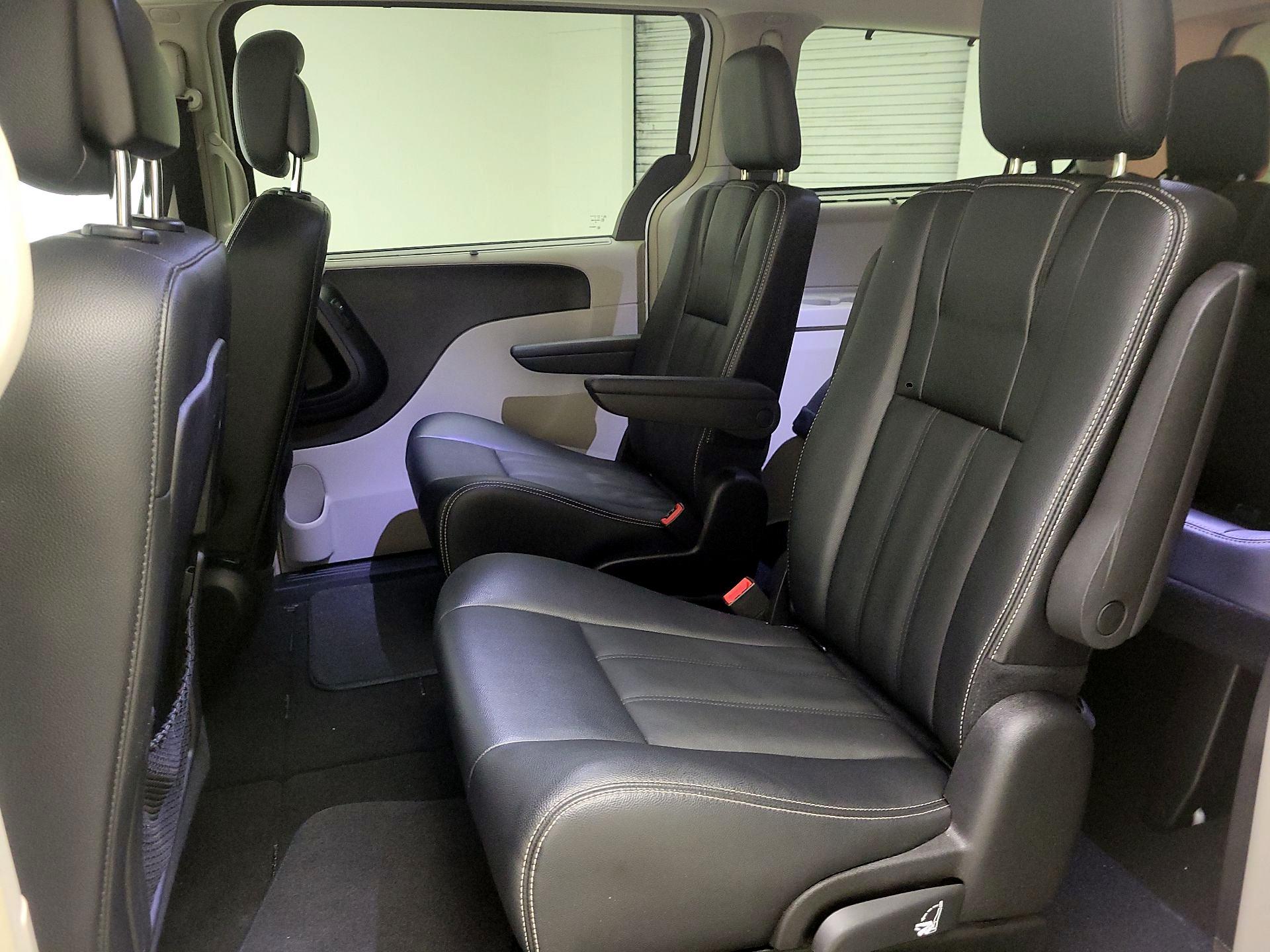 Thumbnail: 2016 Chrysler Town & Country - 20
