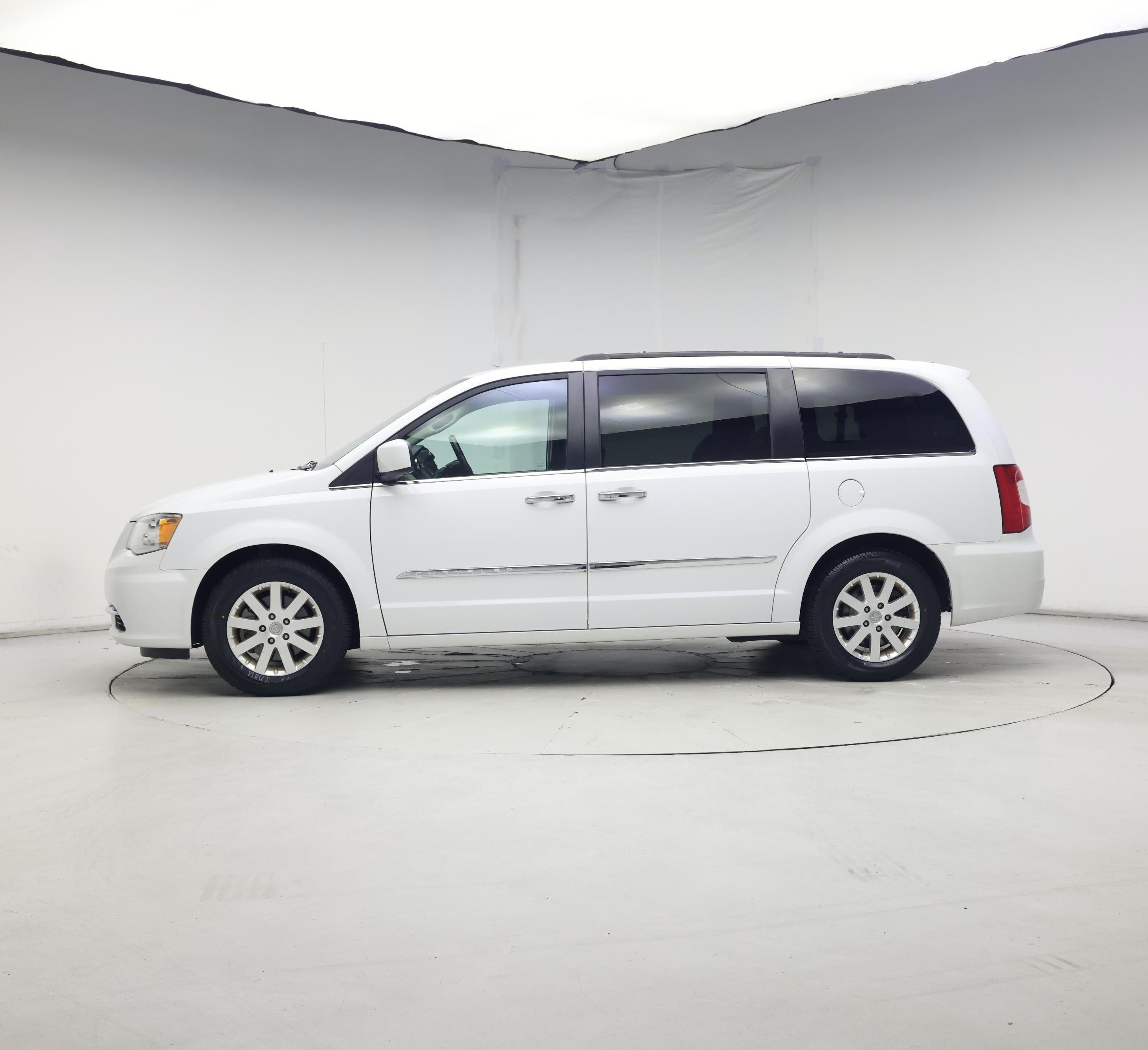 Thumbnail: 2016 Chrysler Town & Country - 3