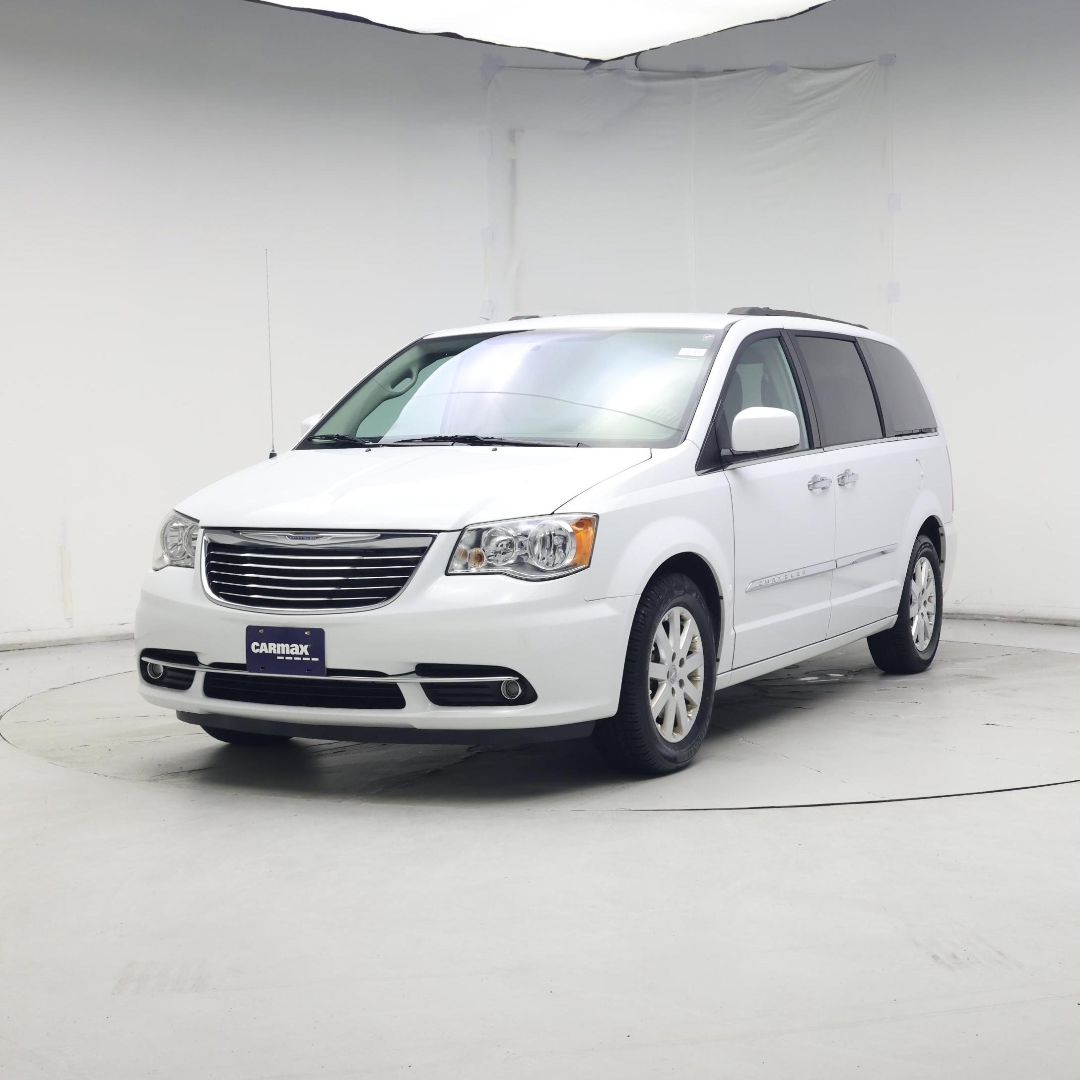 Thumbnail: 2016 Chrysler Town & Country - 4