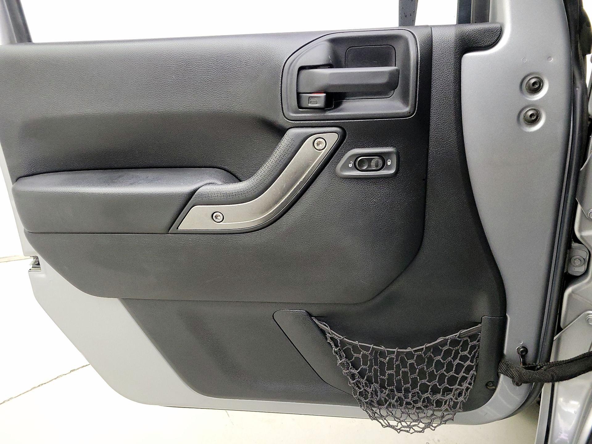 Thumbnail: 2015 Jeep Wrangler - 12