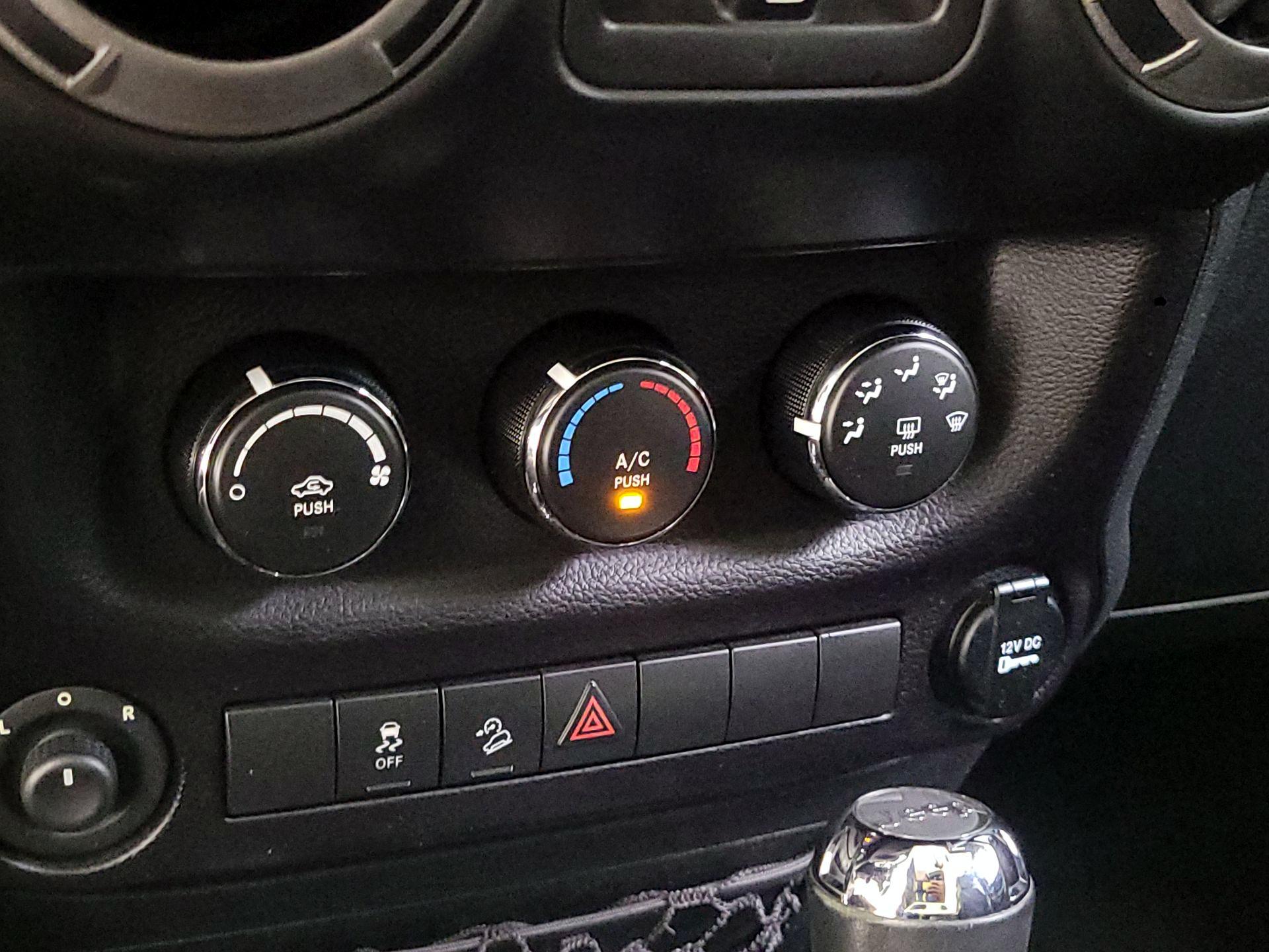 Thumbnail: 2015 Jeep Wrangler - 14