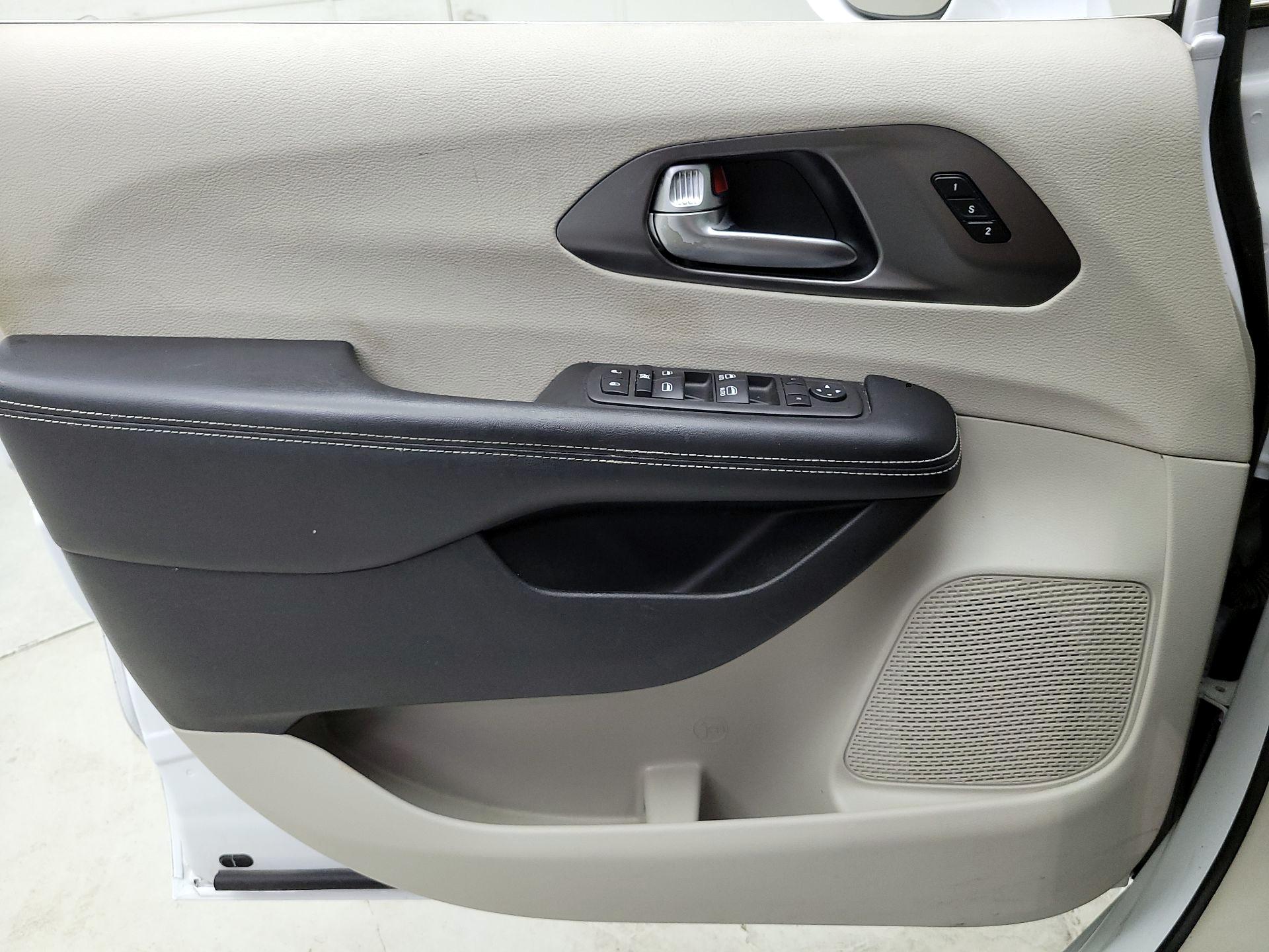 Thumbnail: 2022 Chrysler Pacifica - 12