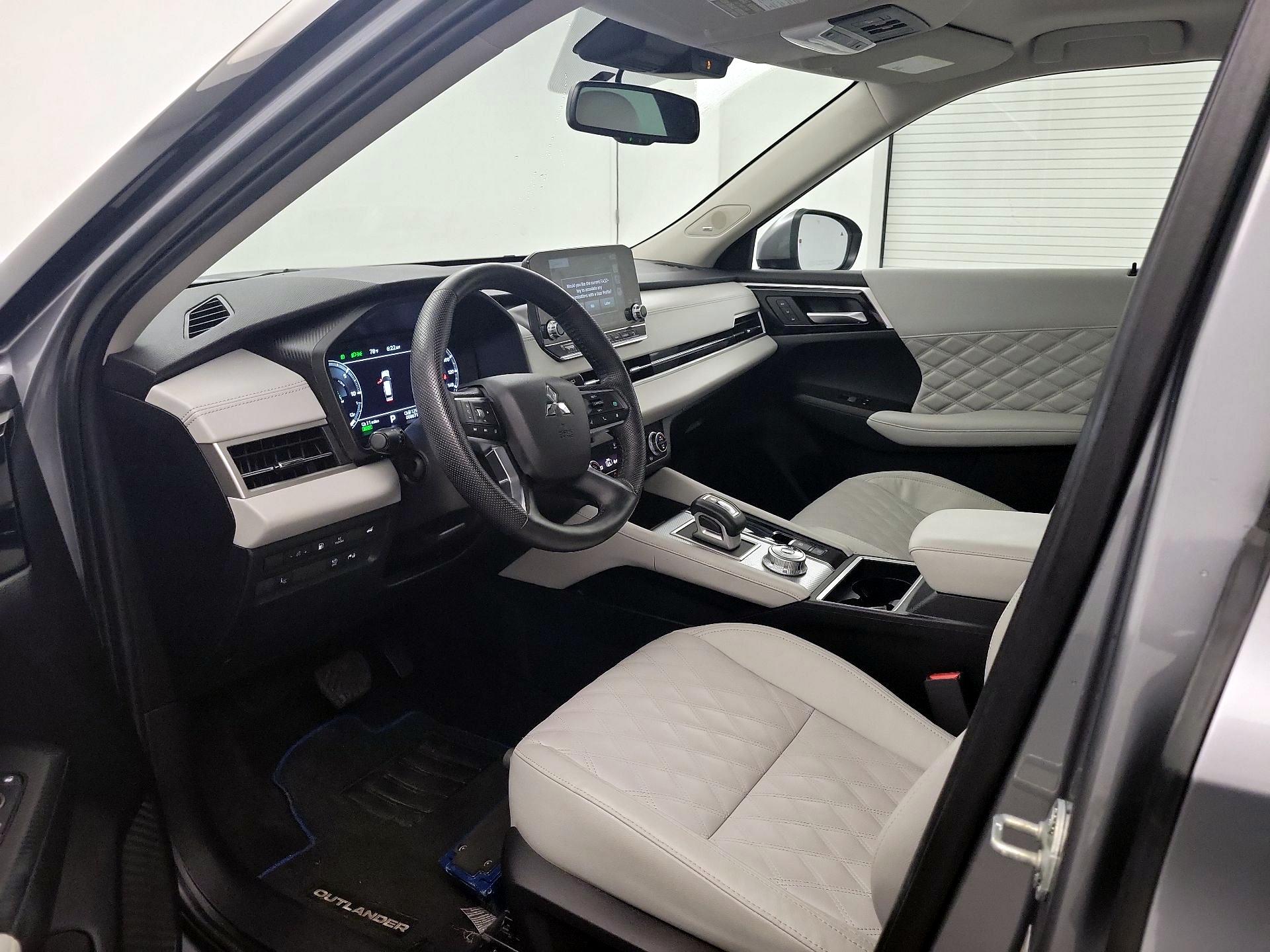 Thumbnail: 2023 Mitsubishi Outlander - 9