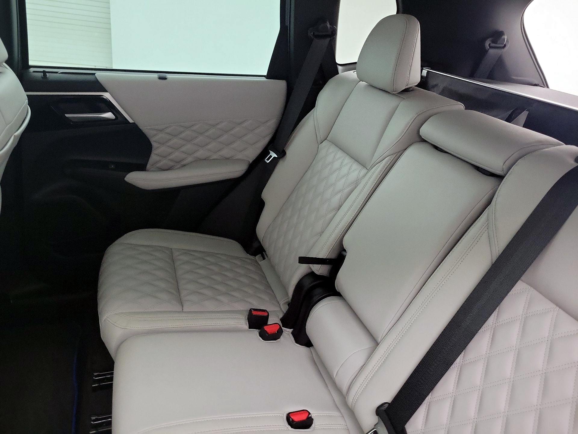 Thumbnail: 2023 Mitsubishi Outlander - 19