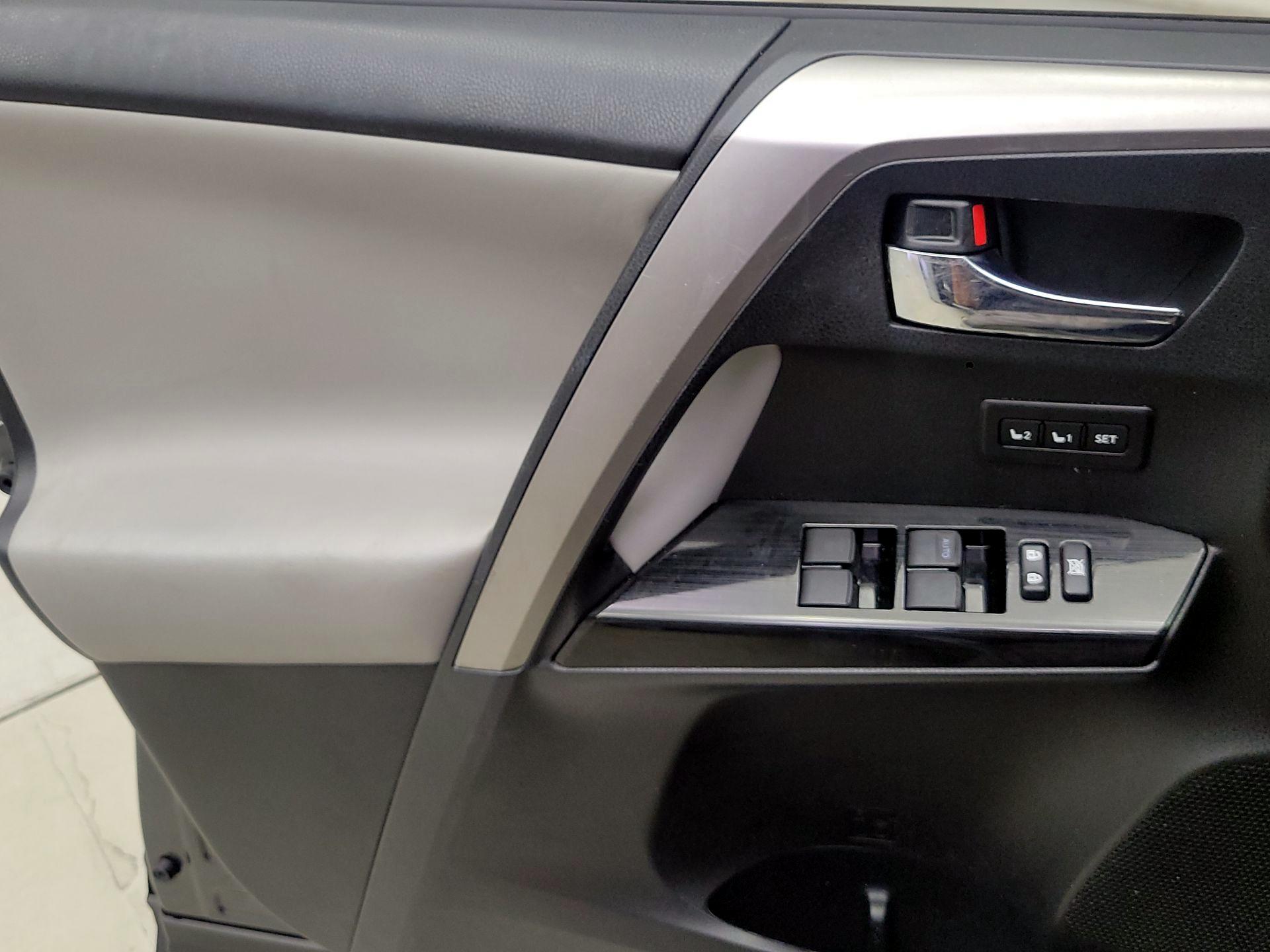 Thumbnail: 2016 Toyota RAV4 - 12
