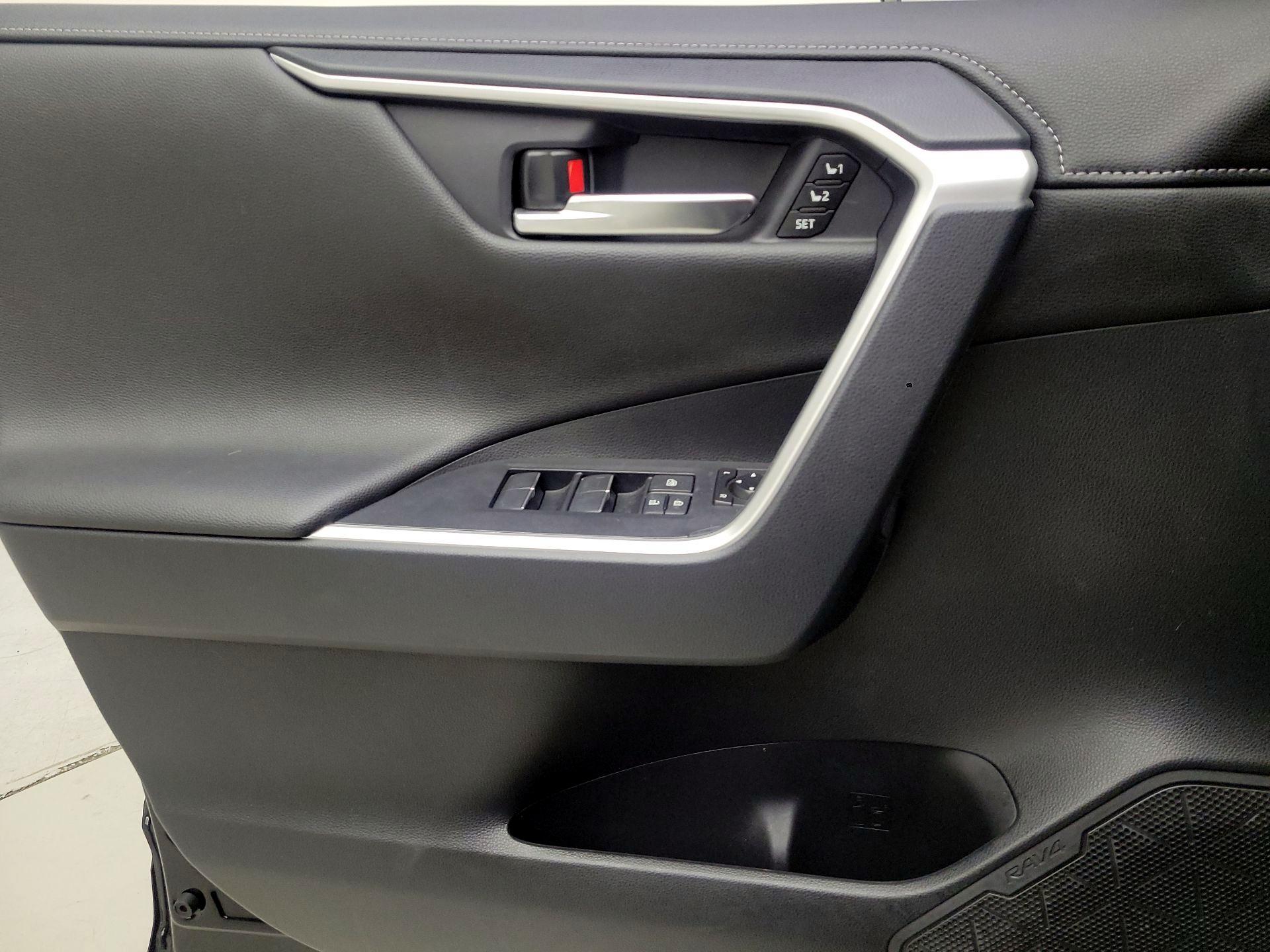 Thumbnail: 2019 Toyota RAV4 - 12