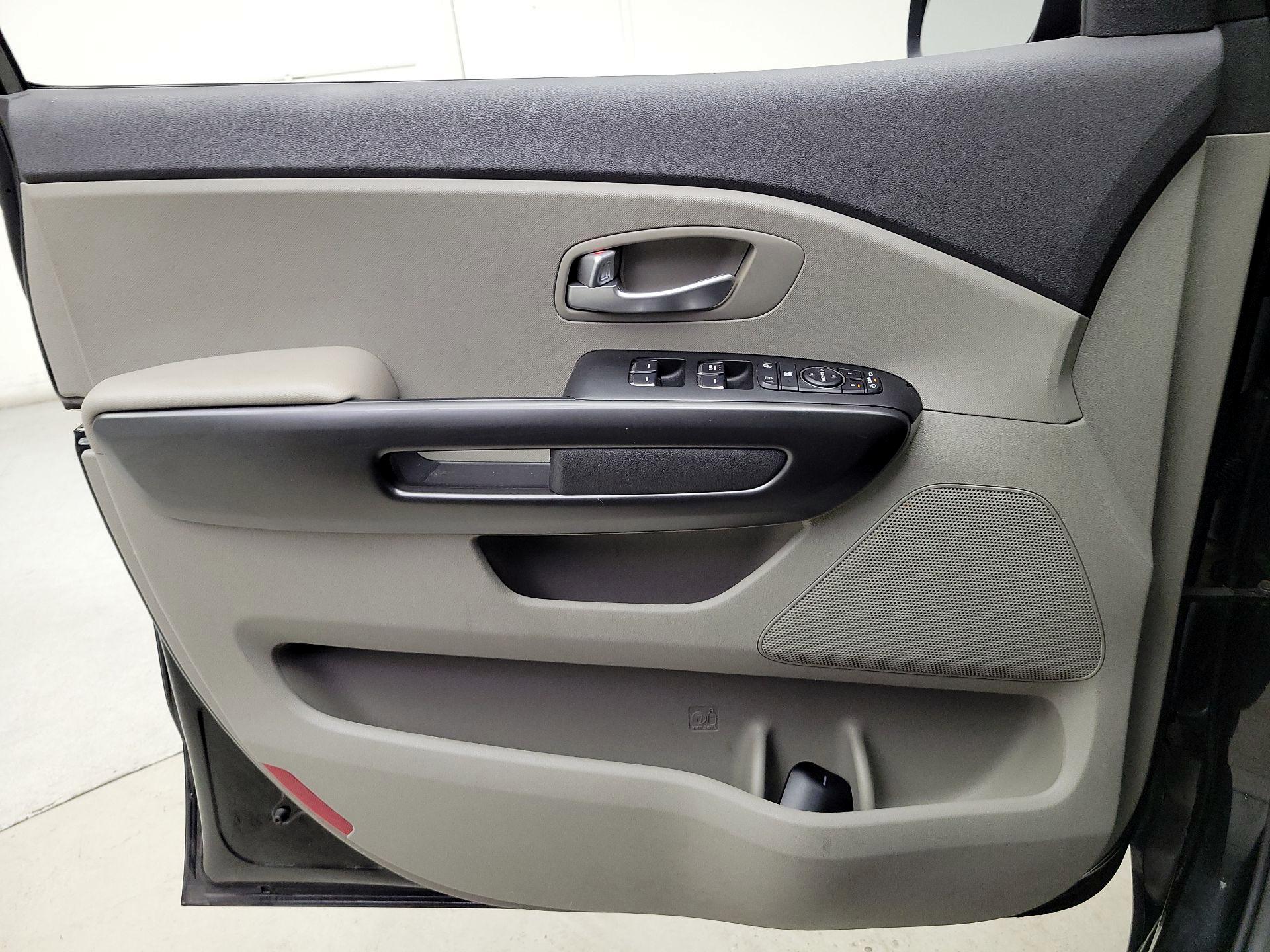 Thumbnail: 2017 Kia Sedona - 12
