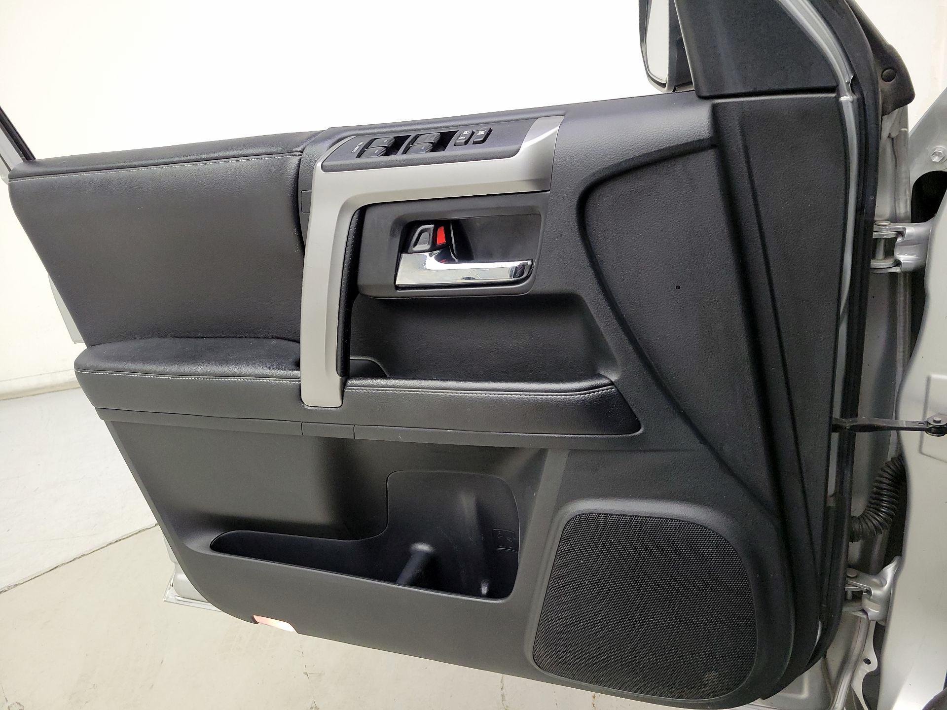 Thumbnail: 2016 Toyota 4Runner - 12