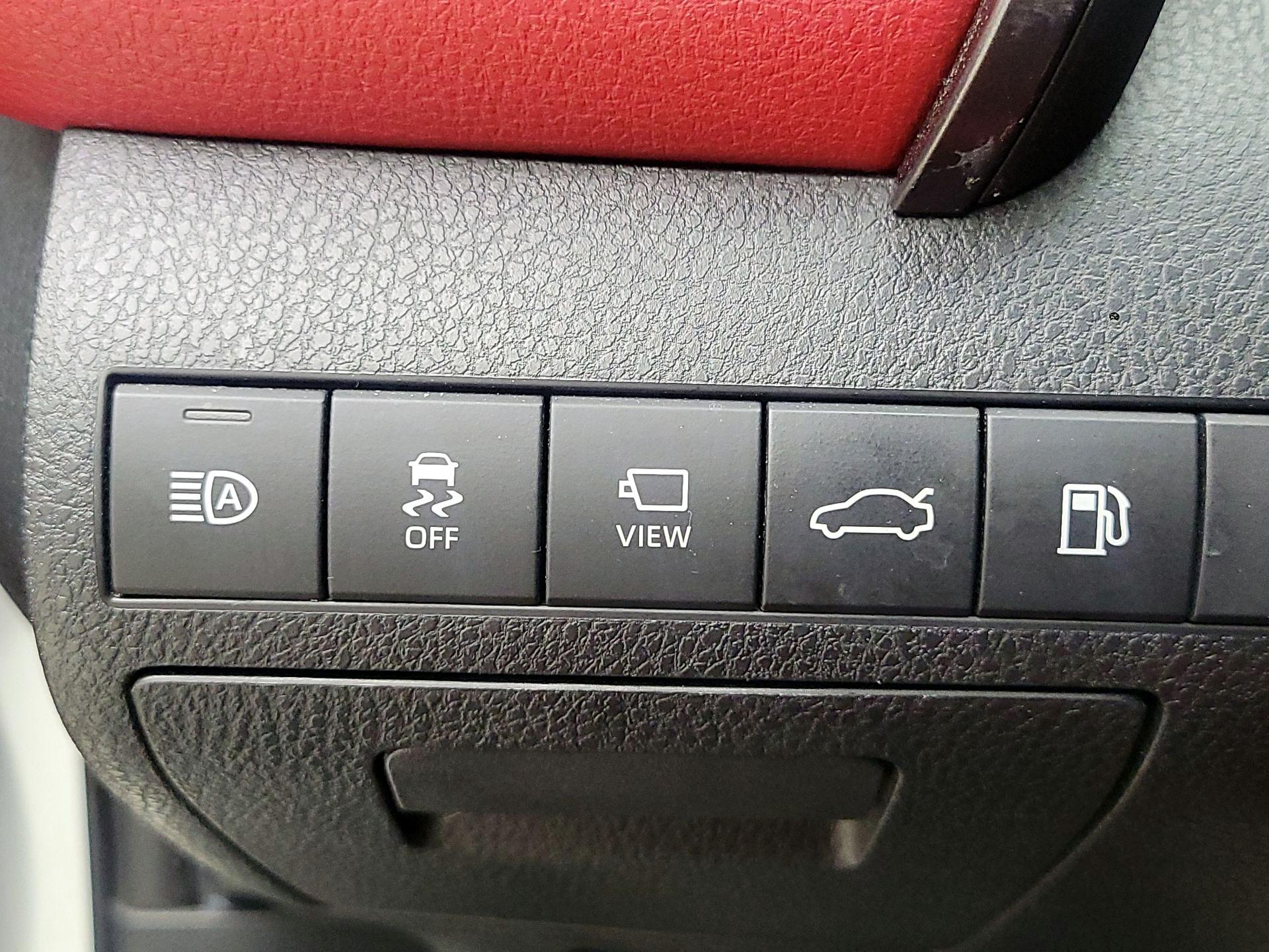 Thumbnail: 2018 Toyota Camry - 13