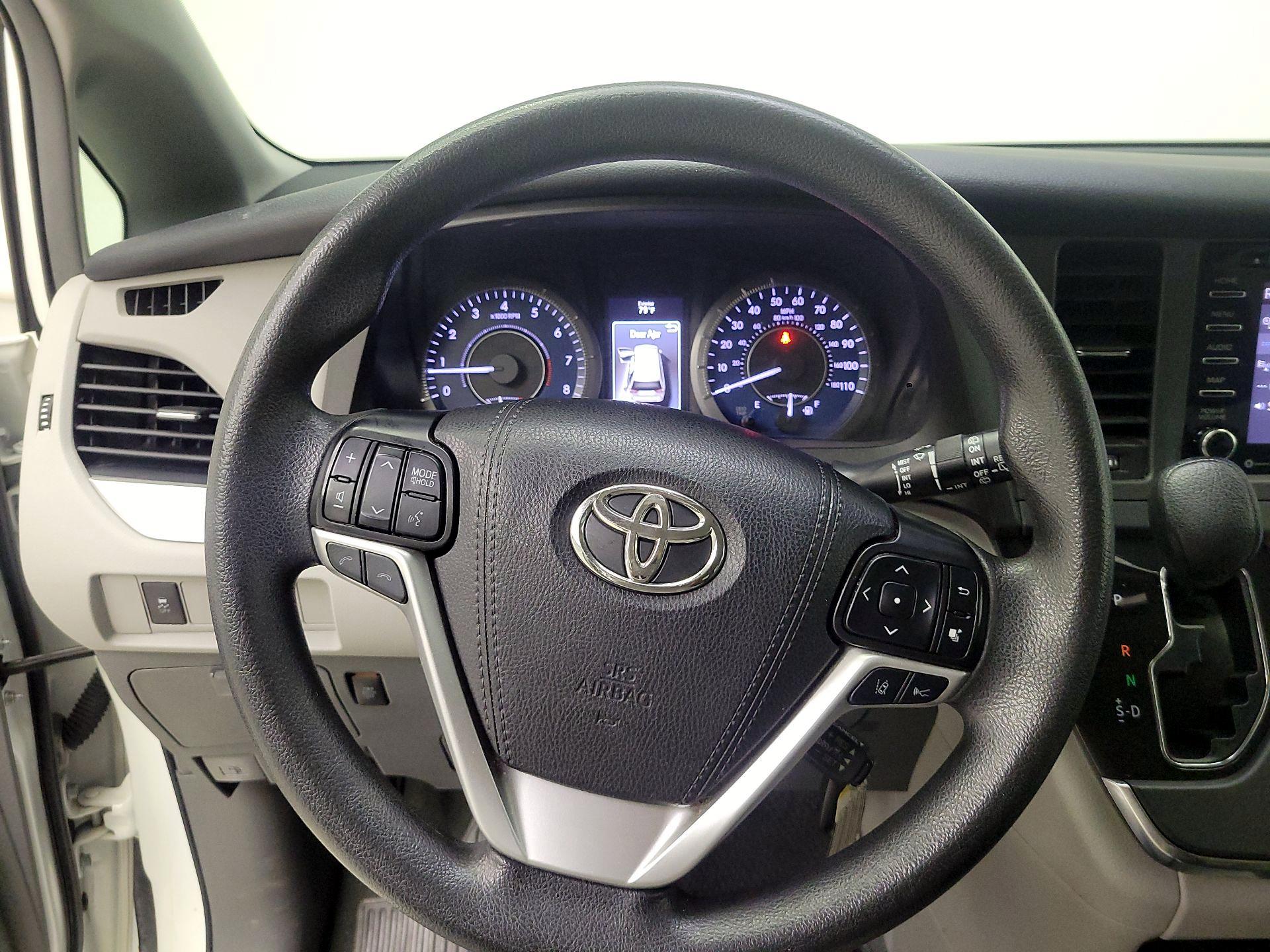 Thumbnail: 2019 Toyota Sienna - 10