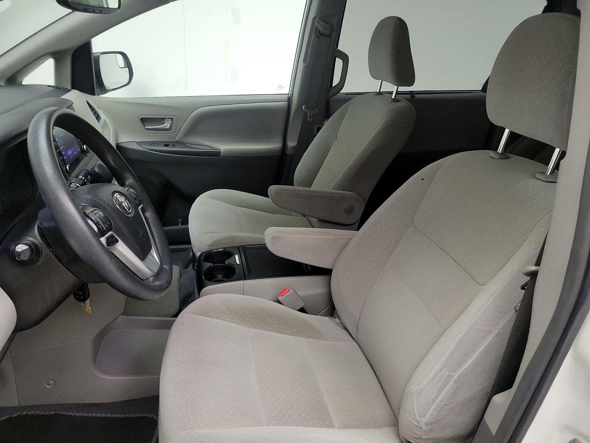 Thumbnail: 2019 Toyota Sienna - 11